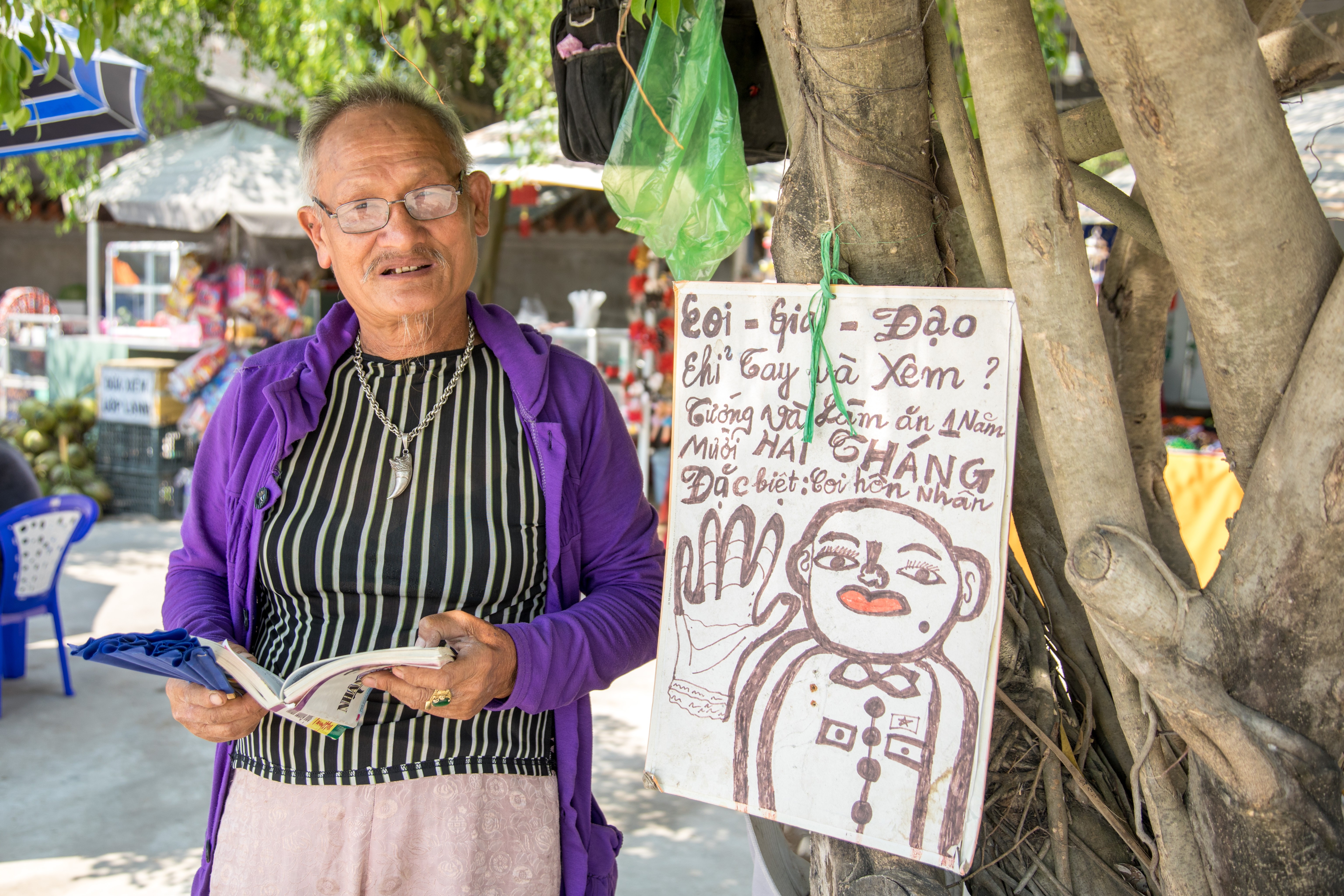 隆慶寺外的算命攤子，手相與面相圖畫得很可愛。