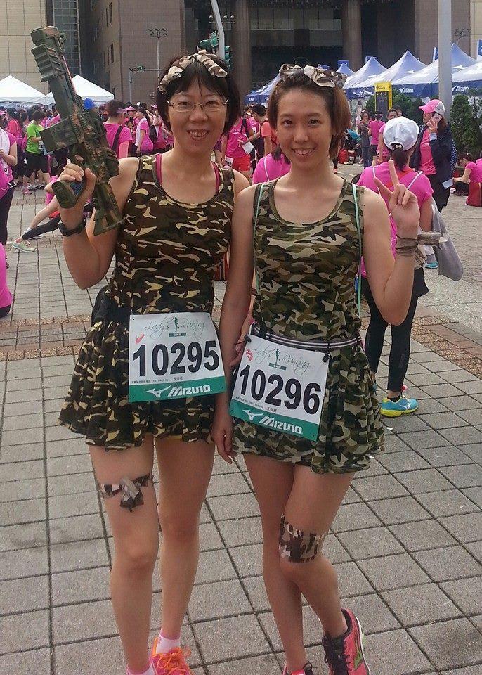 2014年母親節,侯美花(左)與女兒一起跑馬拉松。(侯美花提供)