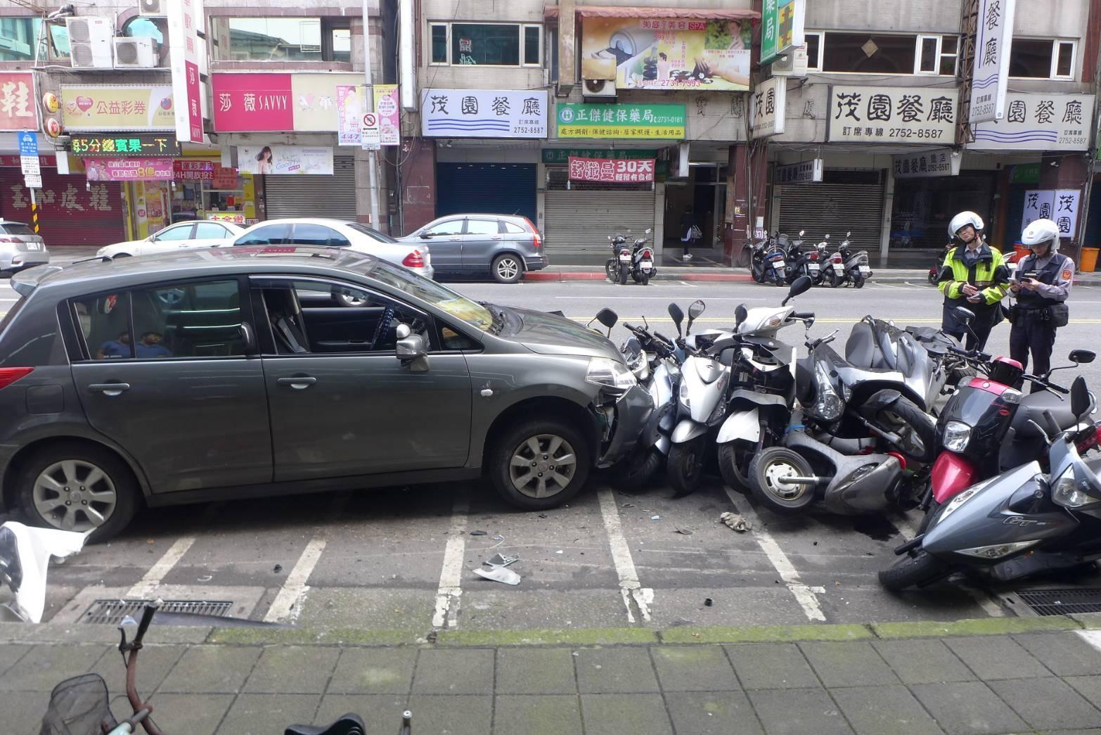 從事業務工作的周男疑因疲勞駕駛撞倒11輛機車。(警方提供)