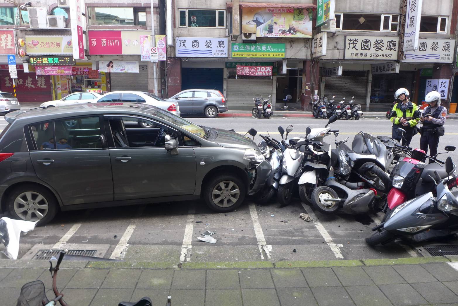 從事業務工作的周男疑因疲勞駕駛撞倒11輛機車。（警方提供）