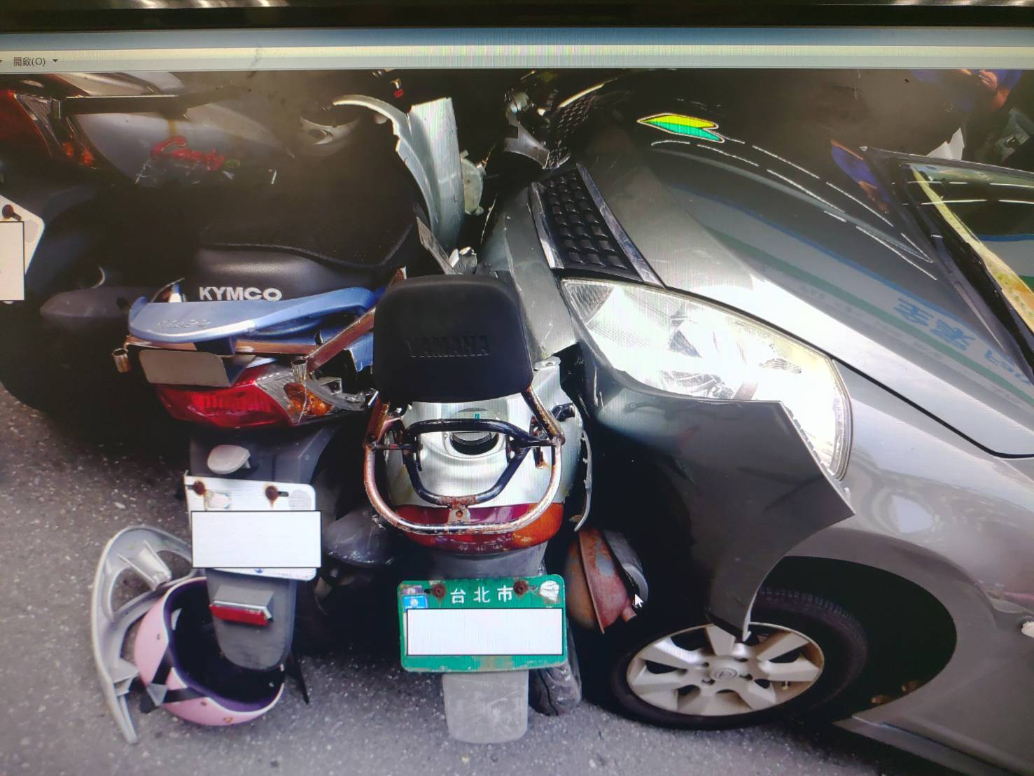 合法停在機車格的11輛機車車主將向周男提出損害賠償。（警方提供）