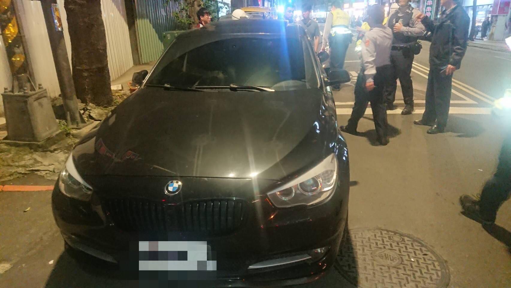 遭開槍的BMW汽車留有一個彈孔。(警方提供)