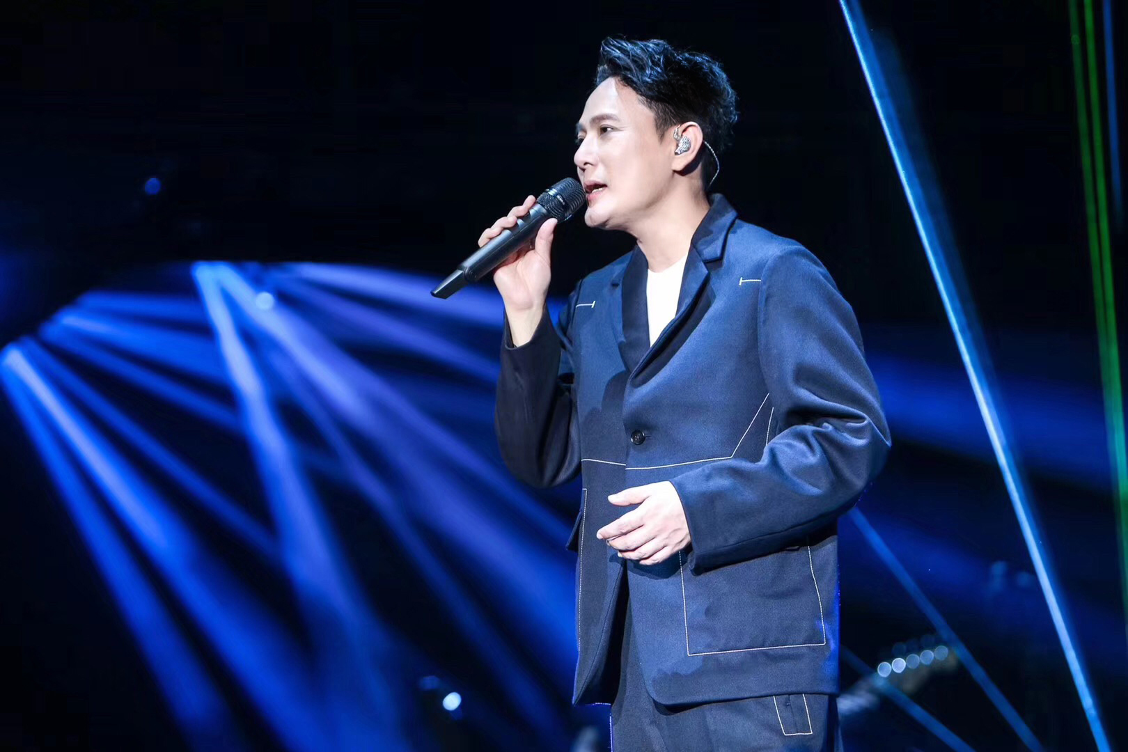 張信哲的小巨蛋演唱會6日登場，雖是歌壇資深唱將，卻用「未來式」為主題創造自己的音樂新時代。（潮水音樂提供）