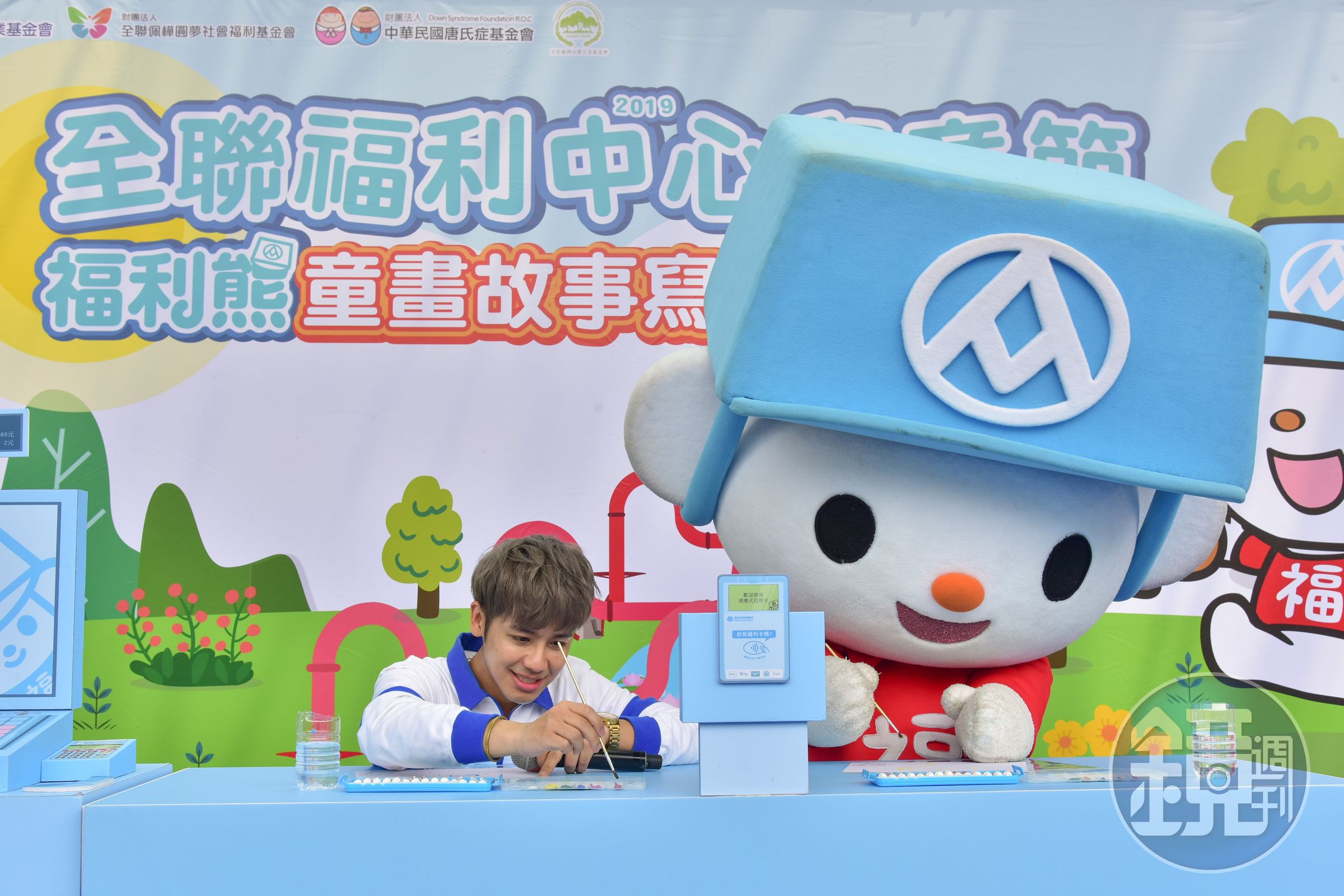 鼓鼓與福利熊現場發揮畫畫功力。（相信音樂提供）