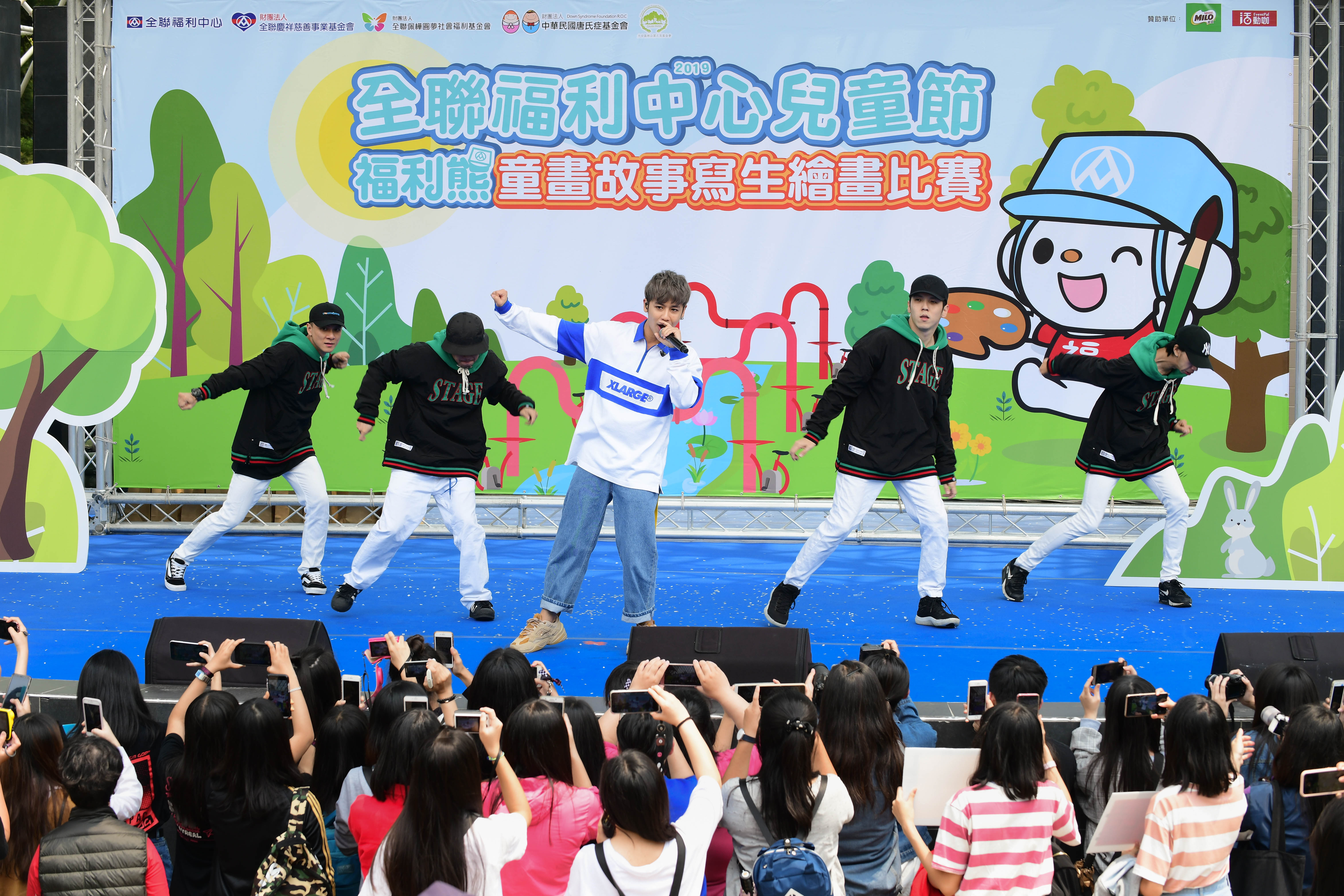 鼓鼓兒童節在大安森林公園與大小朋友同樂。（相信音樂提供）