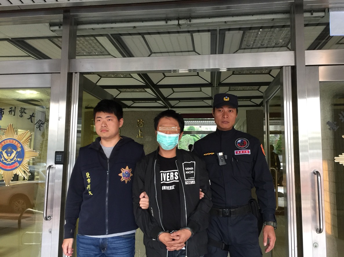 林姓偵查員（左）順利在雲林逮捕涉嫌改造槍械的黃姓嫌犯（中）。