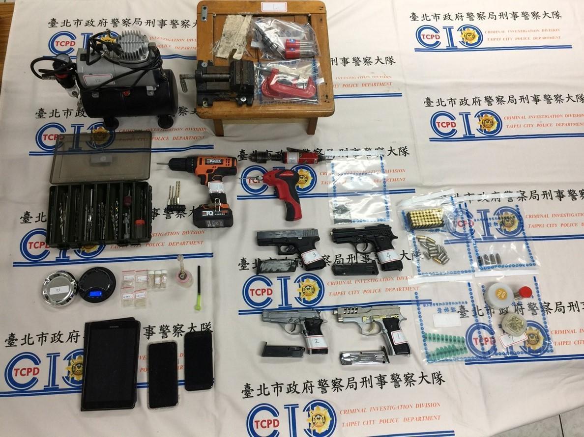 警方查扣改造的金牛座手槍4枝、子彈及大批改造工具。