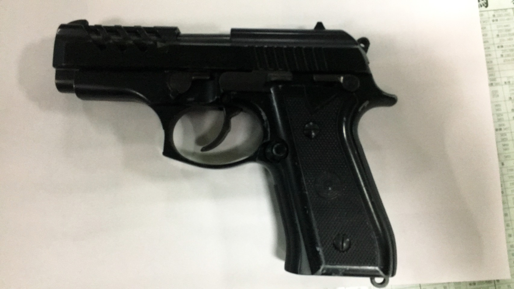 月警方循線找到由李姓犯嫌承租的倉庫並查獲槍枝。（警方提供）