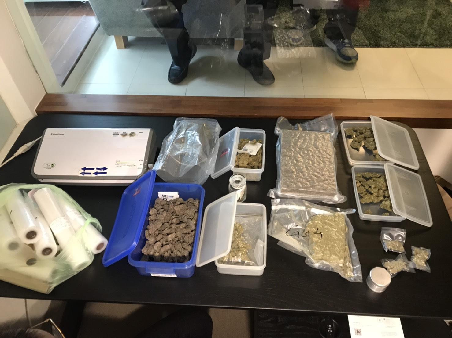 查扣大麻毒品12公斤,到案藥頭竟也有新北市明星高中學生。(警方提供)