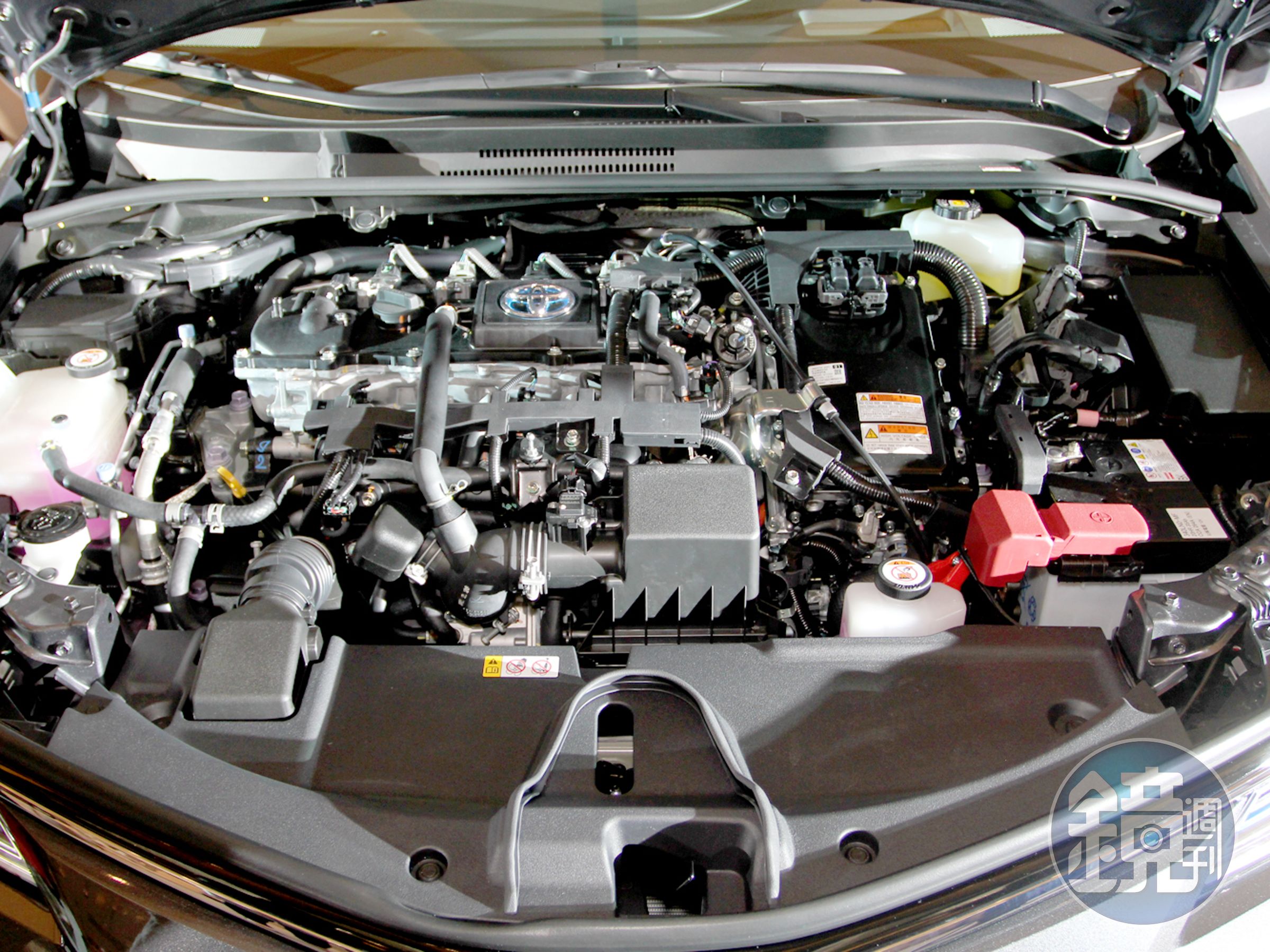 New Corolla Altis Hybrid搭載與Prius相同之原廠代號2ZR-FXE的直列4缸1.8升（稅金漂亮）VVTi Atkinson循環引擎，與電動馬達相加綜效馬力為122匹，平均油耗則為優異的25.8km/L。