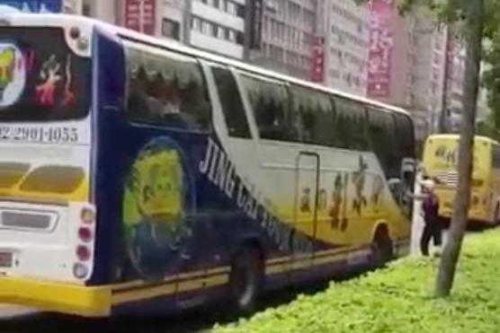 一名遊覽車司機誤以為警員要對他開單取締,開口痛罵員警5字經。(翻攝畫面)