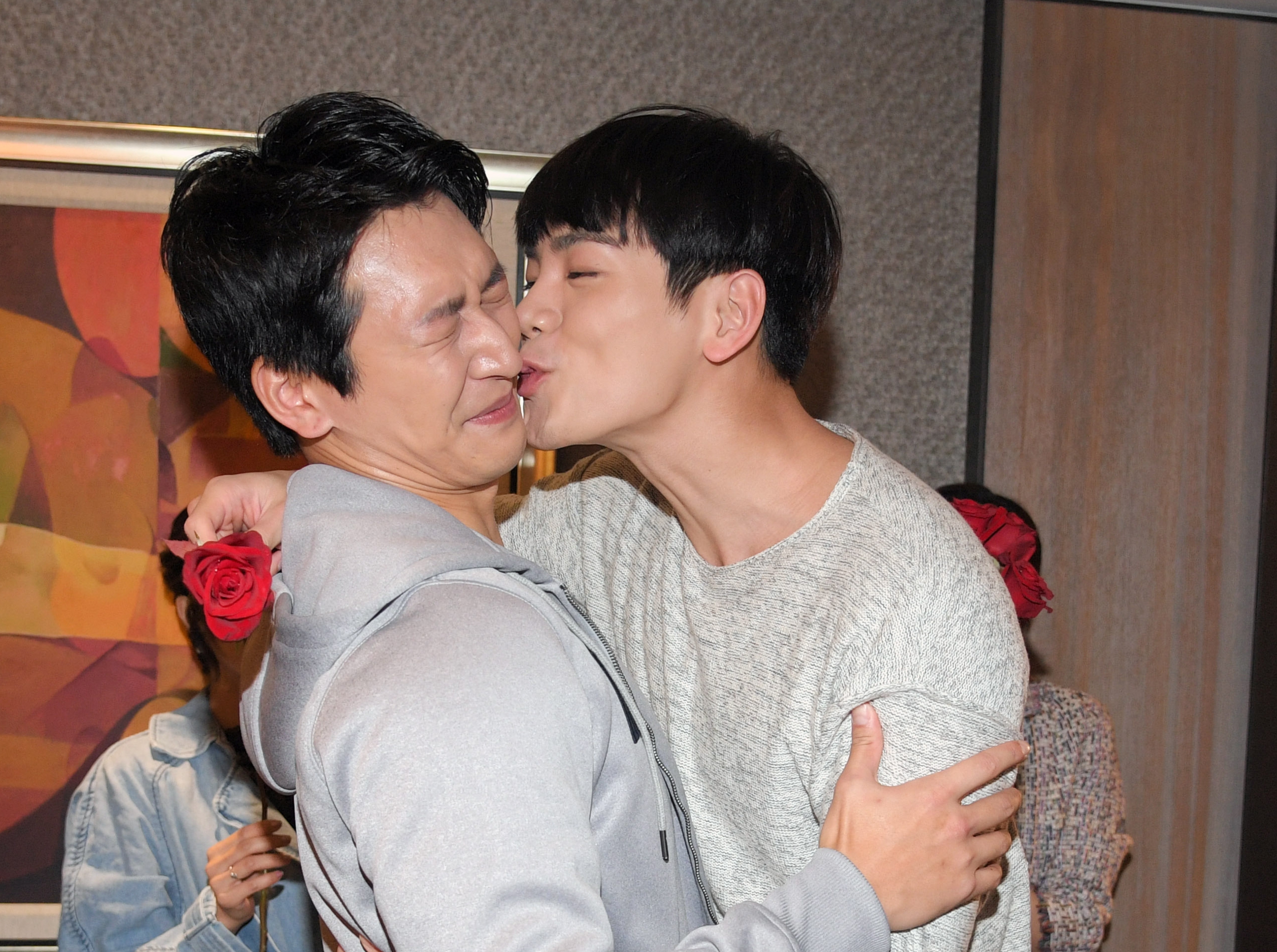 《你有念大學嗎？》禾浩辰強吻壽星邵翔，他嚇得臉都歪了。（三立提供）