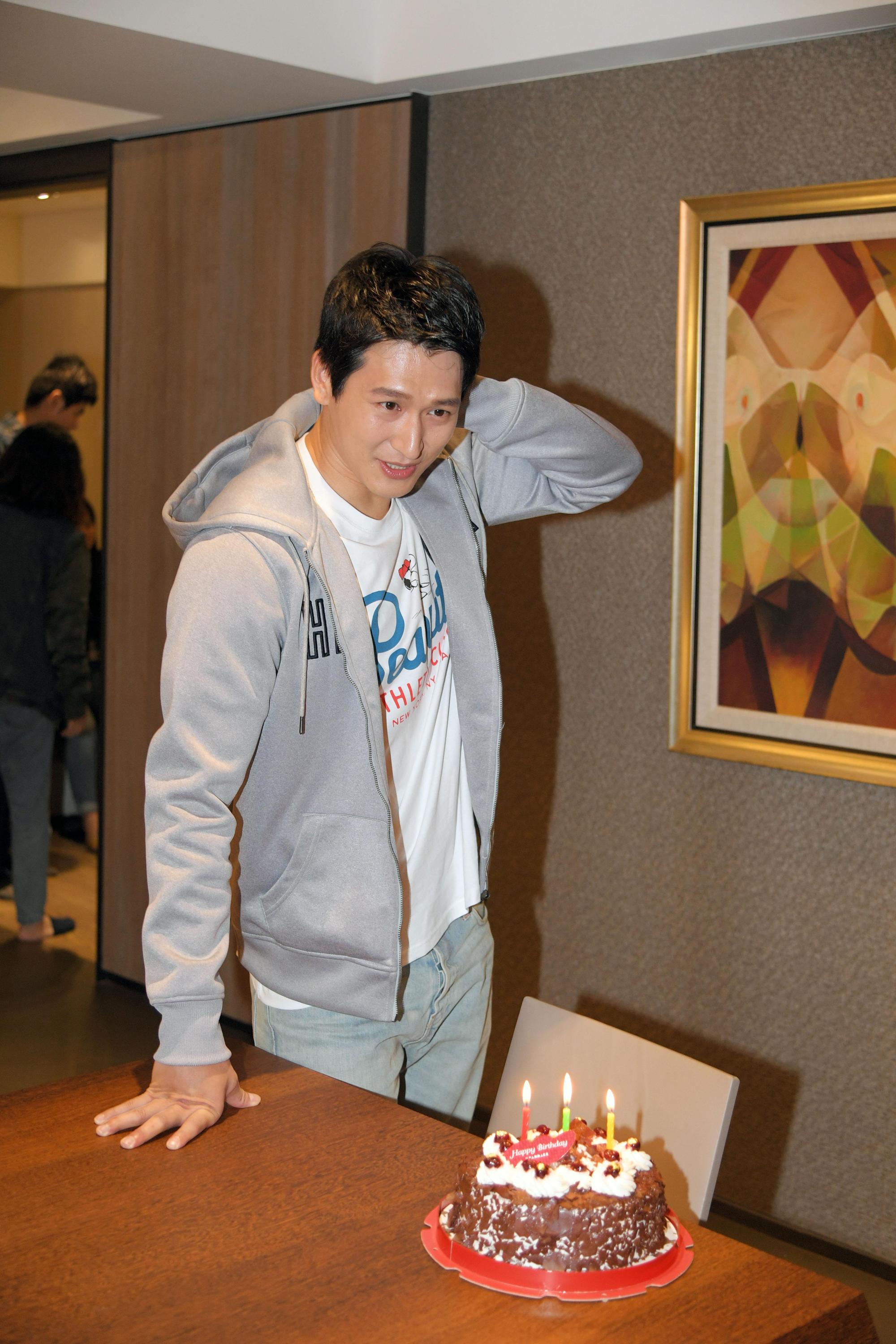 邵翔看到生日蛋糕出現，腦袋一時轉不過來是為他慶生。（三立提供）
