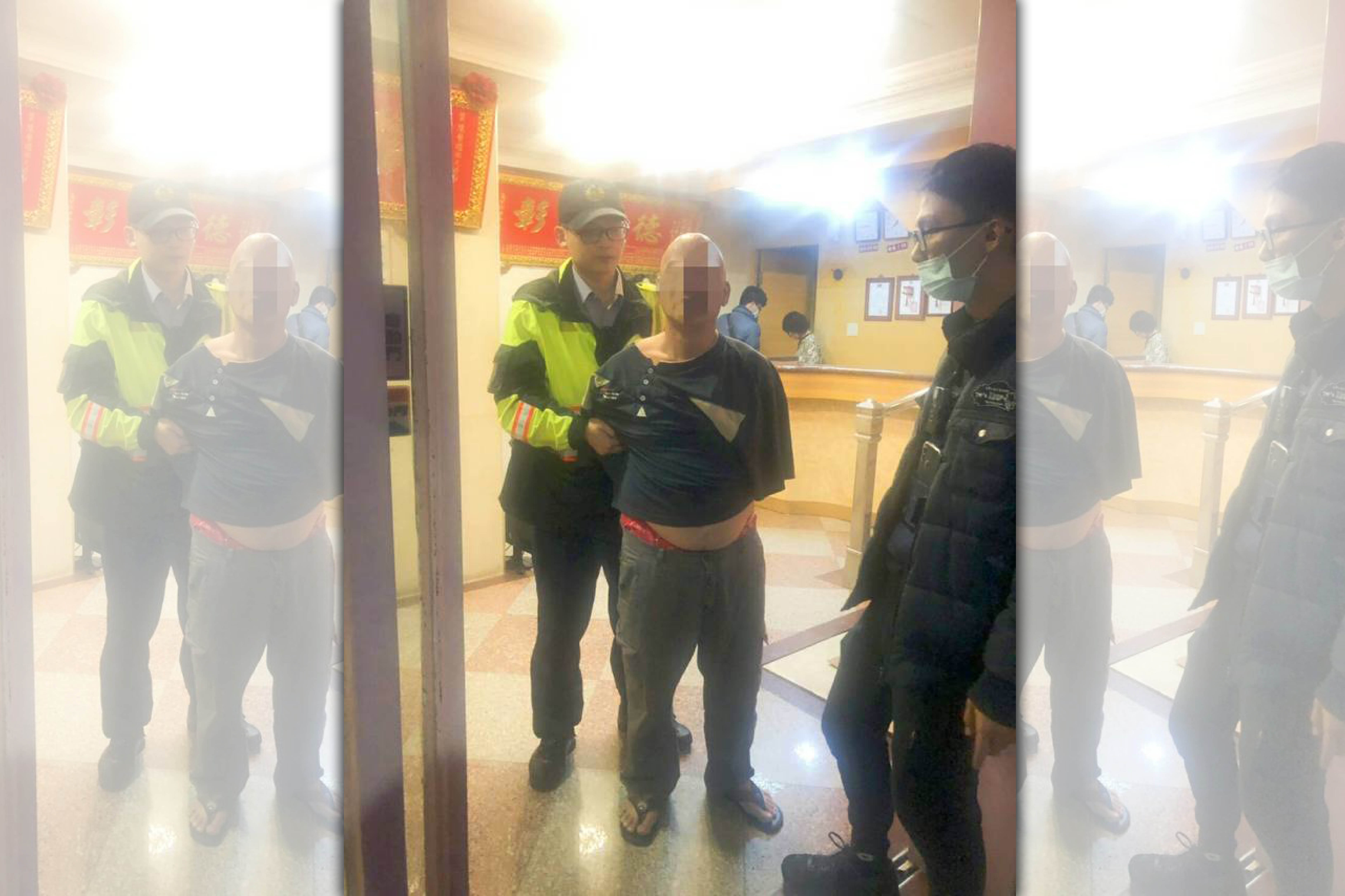 在艋舺公園擺攤的香腸伯為了50元竟刺殺常客。（翻攝畫面）