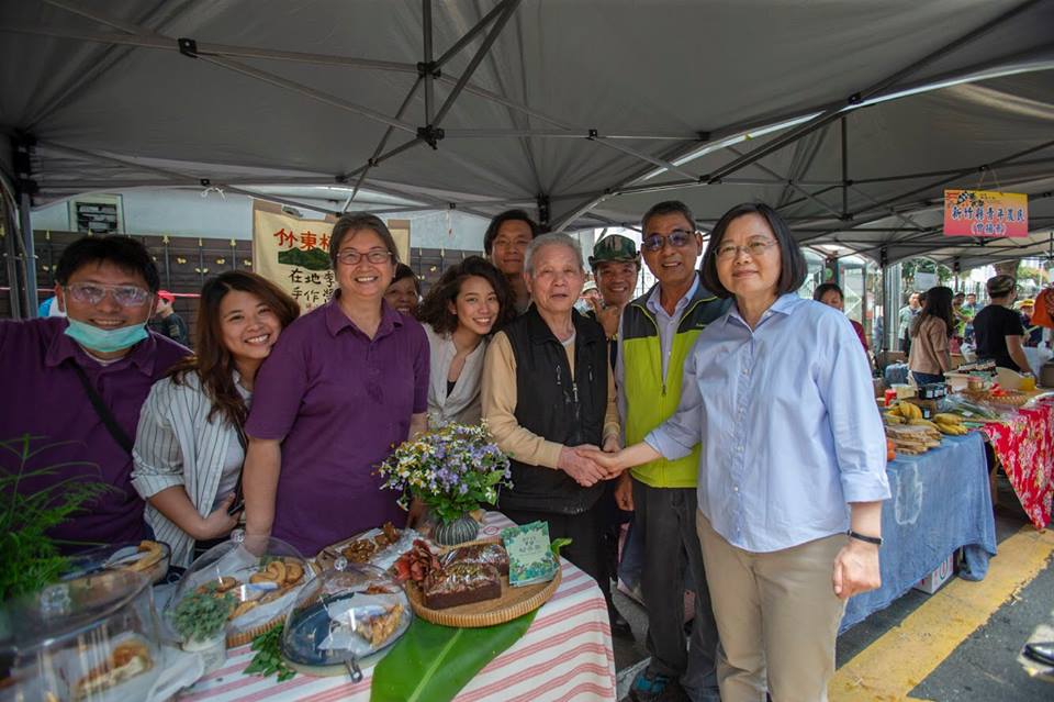 蔡英文今（6日）參訪「一日台灣：島嶼物產市集」，並回應初選問題。（翻攝自蔡英文 Tsai Ing-wen粉專）