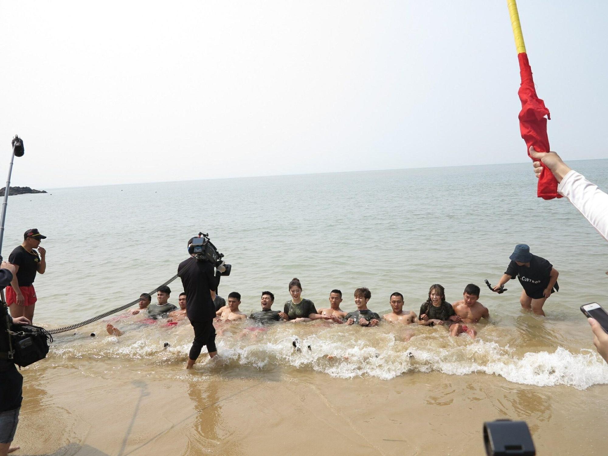 胡瓜派出藝人與蛙兵們一起到海岸邊體驗手勾手仰臥起坐。（民視提供）