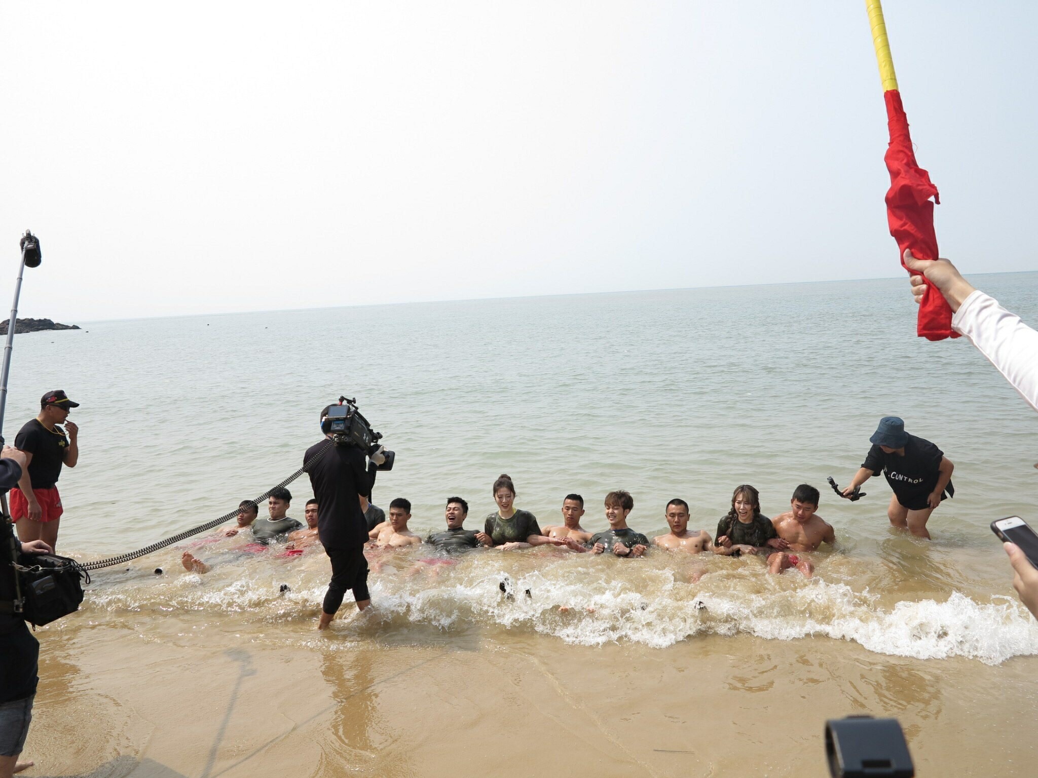 胡瓜派出藝人與蛙兵們一起到海岸邊體驗手勾手仰臥起坐。(民視提供)