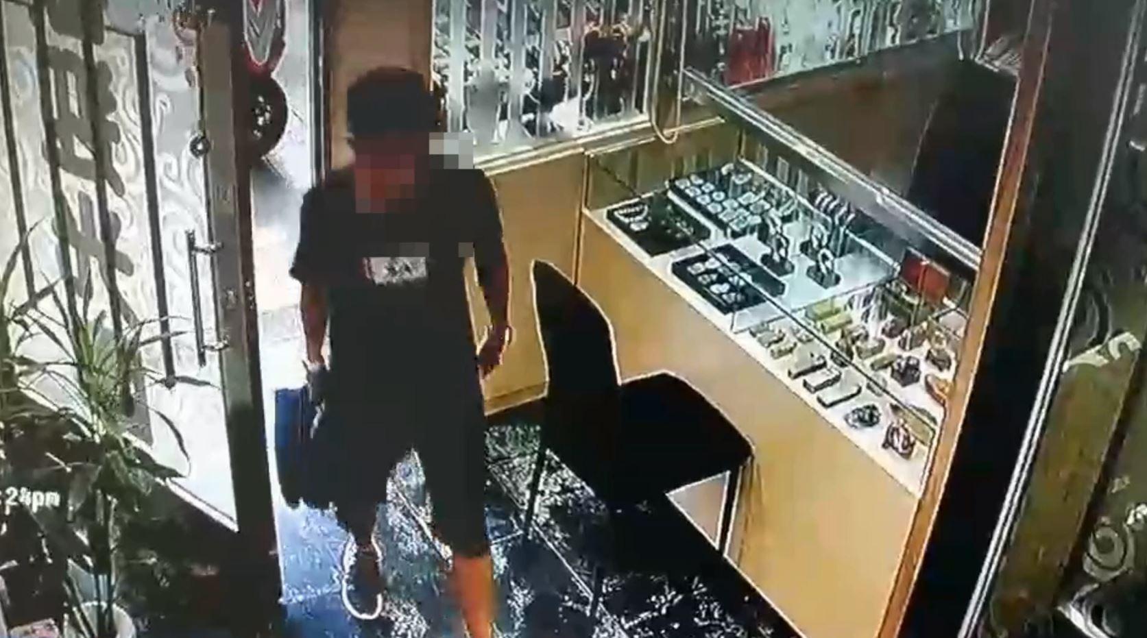 該集團成員帶著假項鍊上門典當,共有7店家受害。(翻攝畫面)