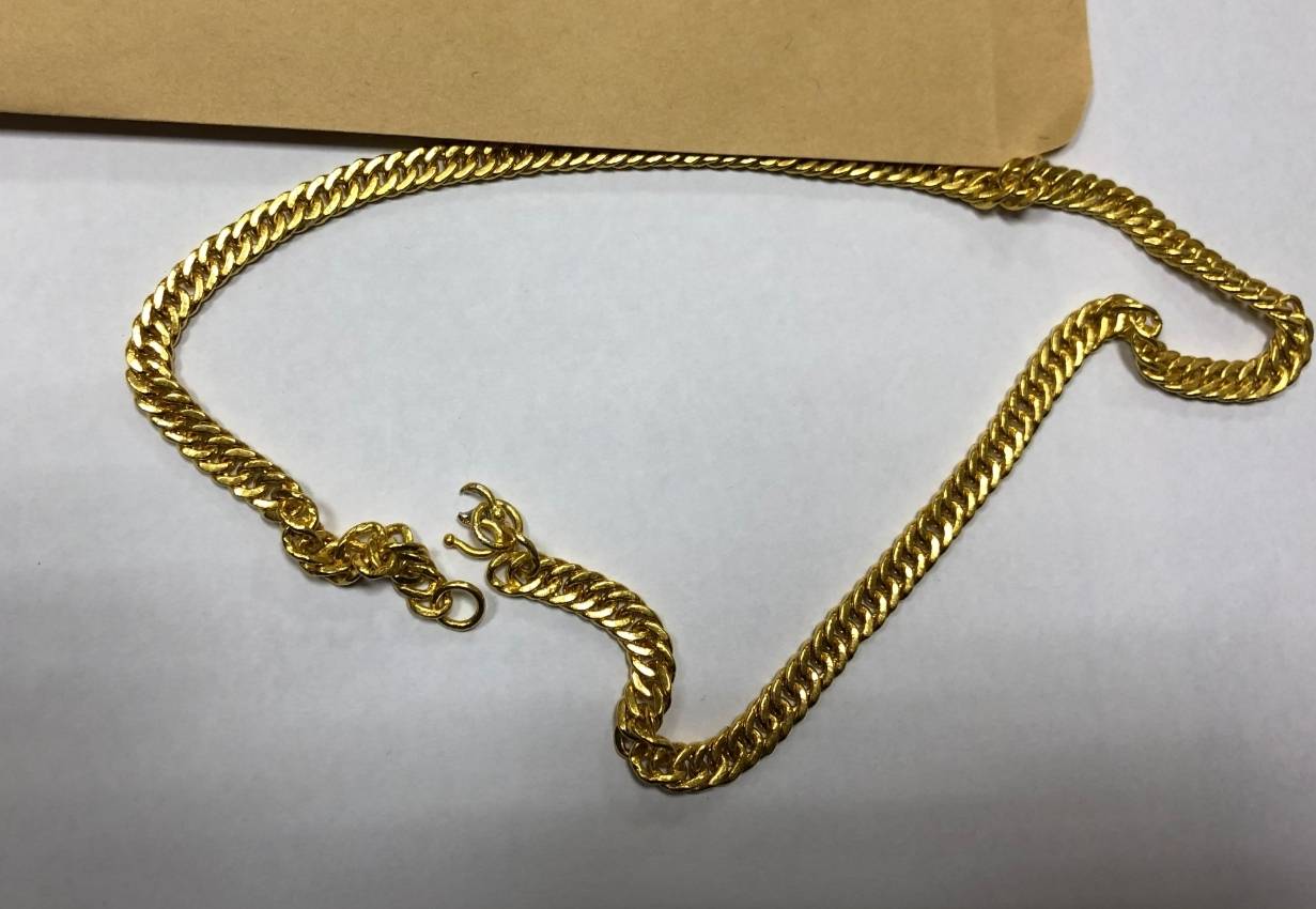 項鍊看來是純金，實則是銀製鍍金的假貨。（翻攝畫面）