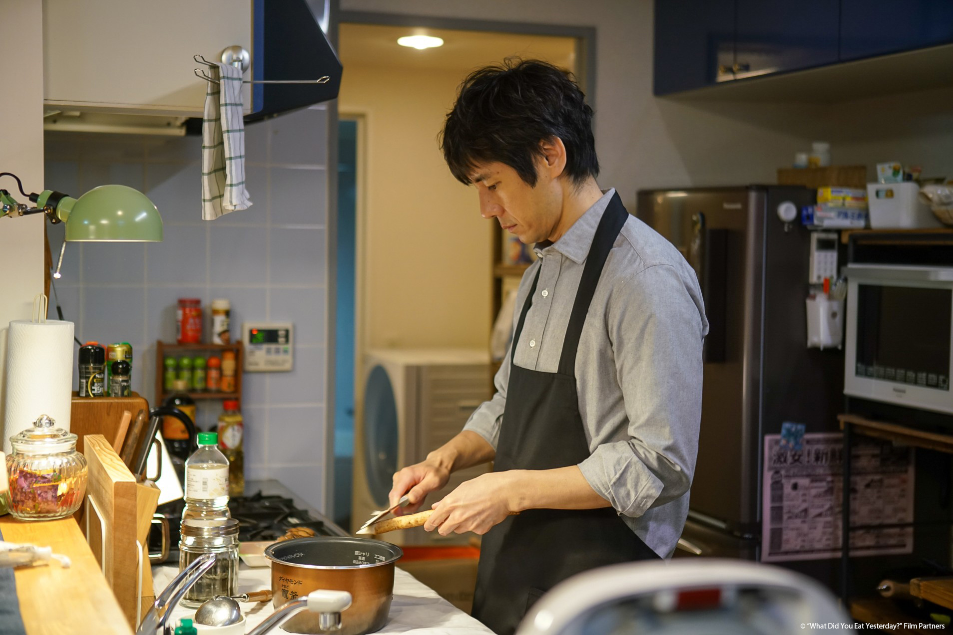 西島秀俊在《昨日的美食》示範許多家常料理。（friDay影音提供）