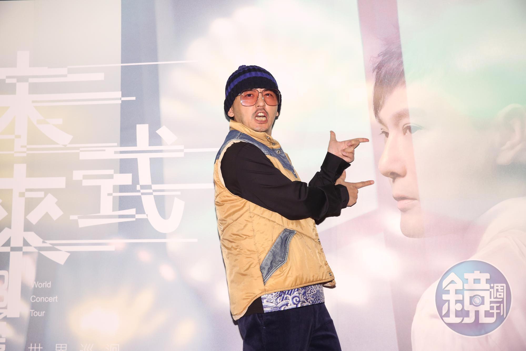 黃子佼現身欣賞張信哲演唱會，透露24小時隨時待命陪伴孟耿如。