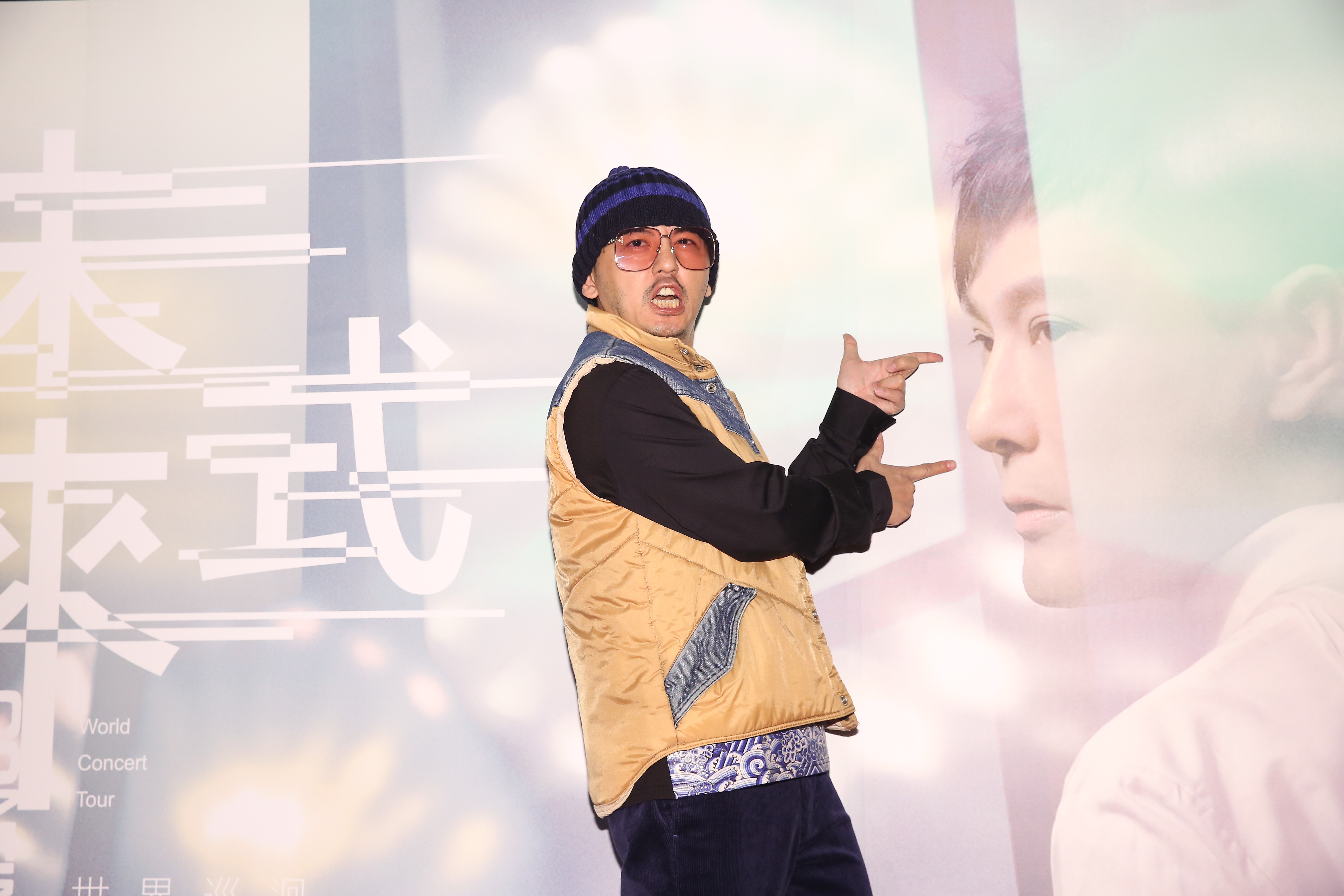 黃子佼現身欣賞張信哲演唱會，透露24小時隨時待命陪伴孟耿如。