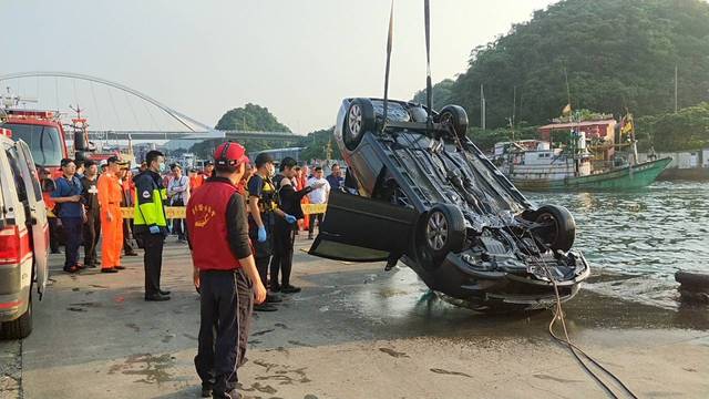 警消動用吊車將車輛吊上岸邊。(警方提供)