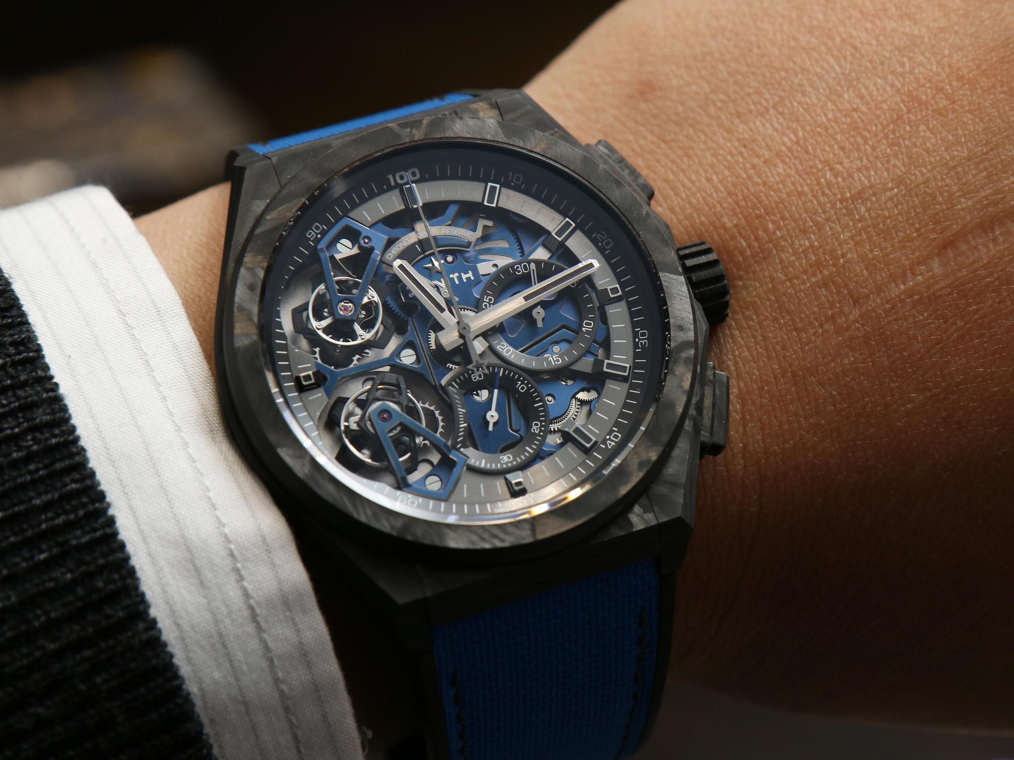今年ZENITH推出Defy El Primero Double Tourbillon，把先前的1/100秒計時碼錶加上陀飛輪裝置，其中負責計時系統的擒縱裝置加上陀飛輪框架後，陀飛輪每五秒便會旋轉一圈，是目前市場上最快速的陀飛輪！黑色碳纖維材質版本限量50只，定價NT$3,900,000。