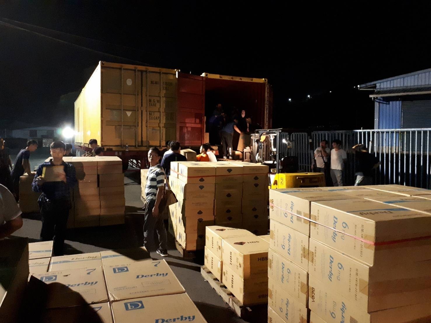 專案小組漏夜開櫃清點私煙。（海巡署提供）