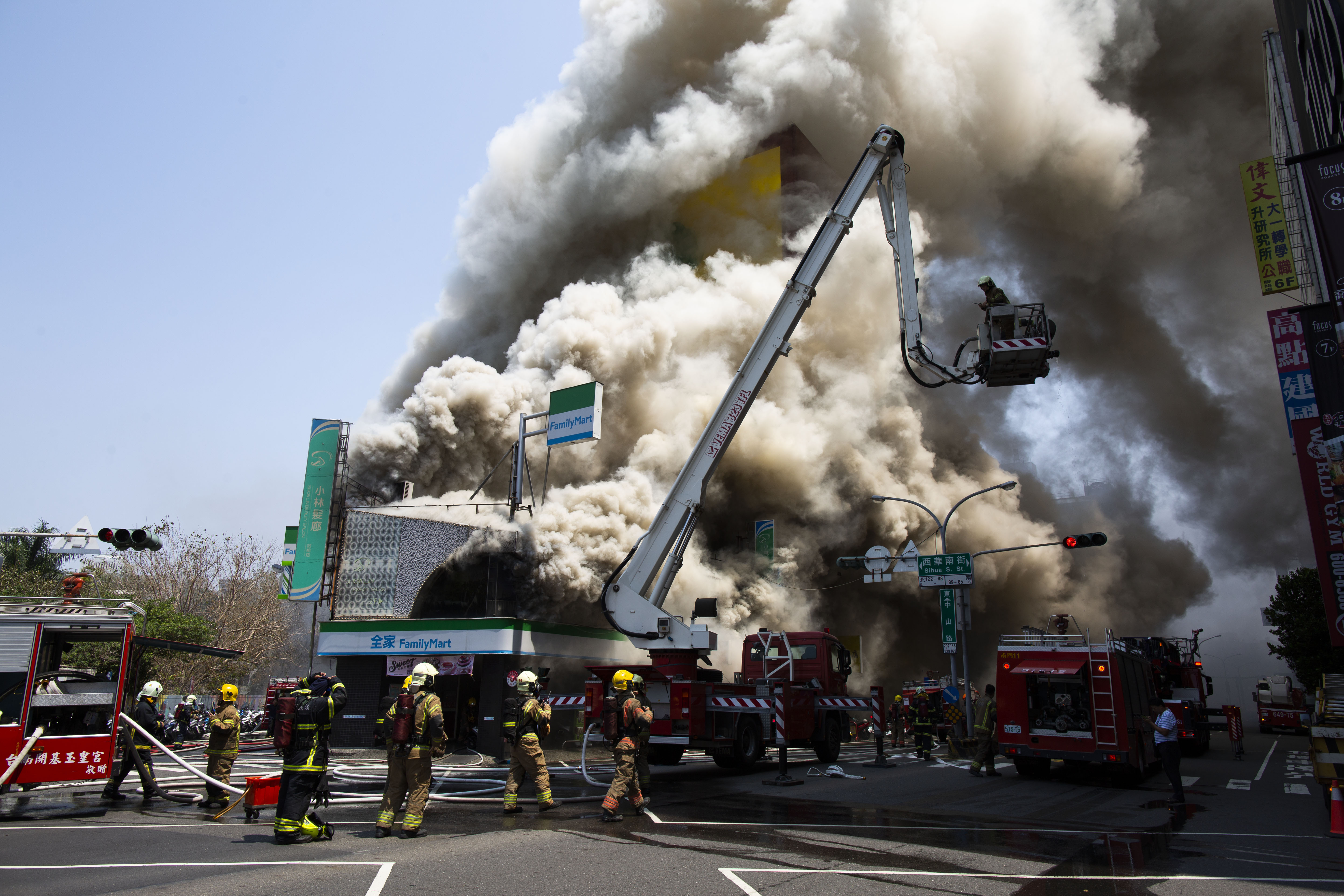由於二樓髮廊有染髮劑助燃，火勢迅速蔓延，濃煙密佈。