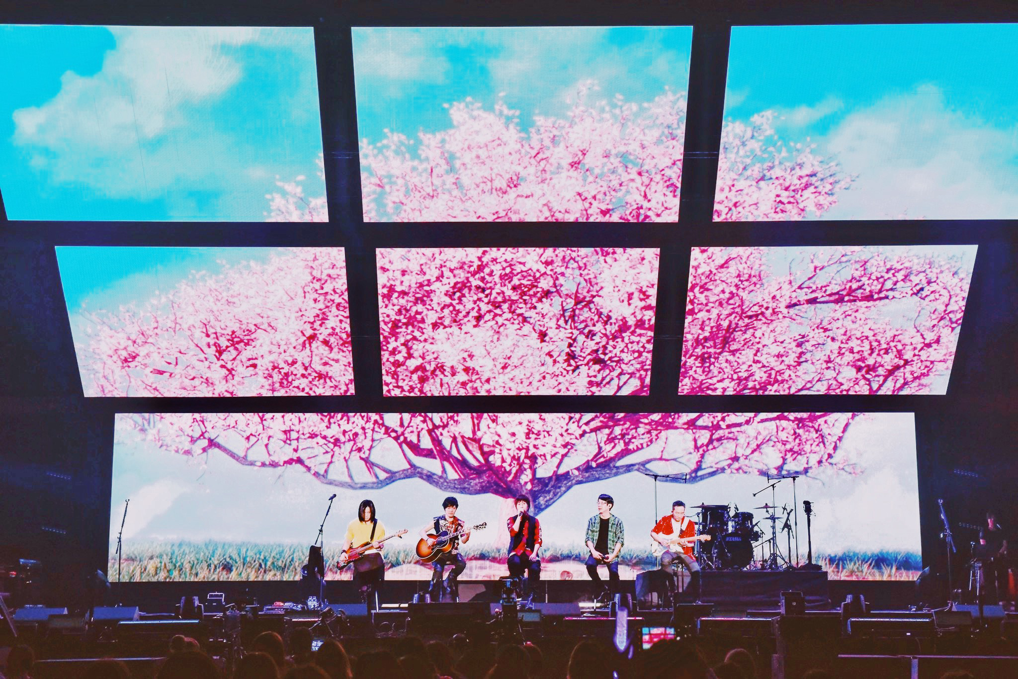 五月天於大阪開唱，大螢幕秀出滿滿櫻花跟場外美景相呼應。（相信音樂提供）