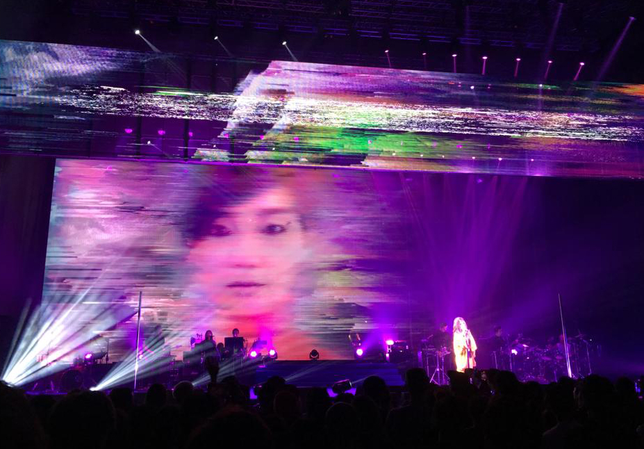 何超儀與盧凱彤的跨時空對唱感動全場 。（852 Films Ltd提供）