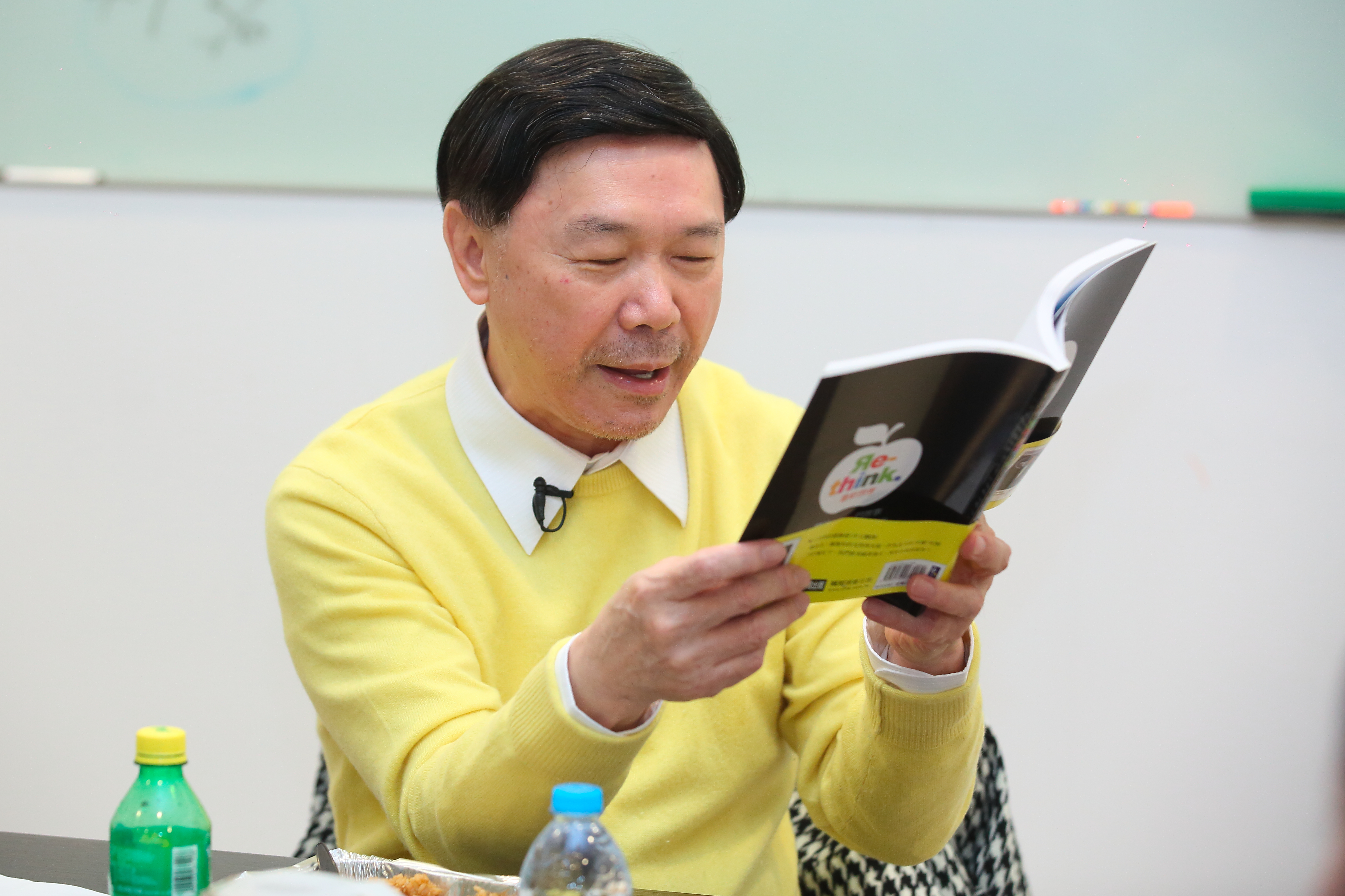 回台上櫃，卻沒有業務在台，曾被懷疑是洗錢、詐騙集團首腦，謝貞德出了《RE-Think重新思考》這本書，是他的自傳，也完整呈述來思達虛擬企業的商業模式。