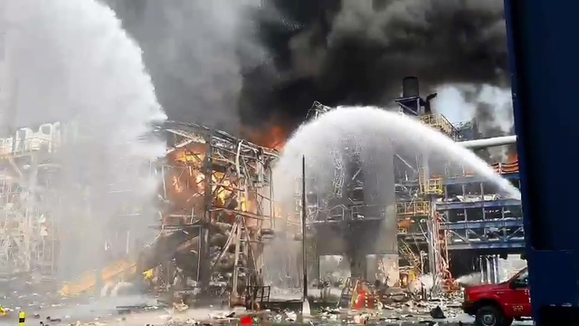 消防隊員射水試圖控制火勢。（縣府提供）