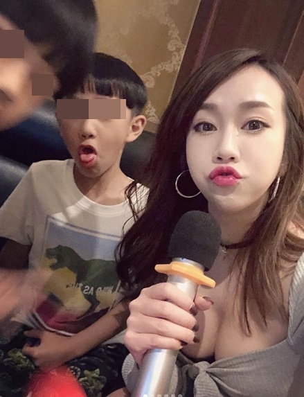 林佩瑤貼出和姪子唱KTV的照片,網友紛稱讚「姑姑好辣」。(翻攝林佩瑤臉書)