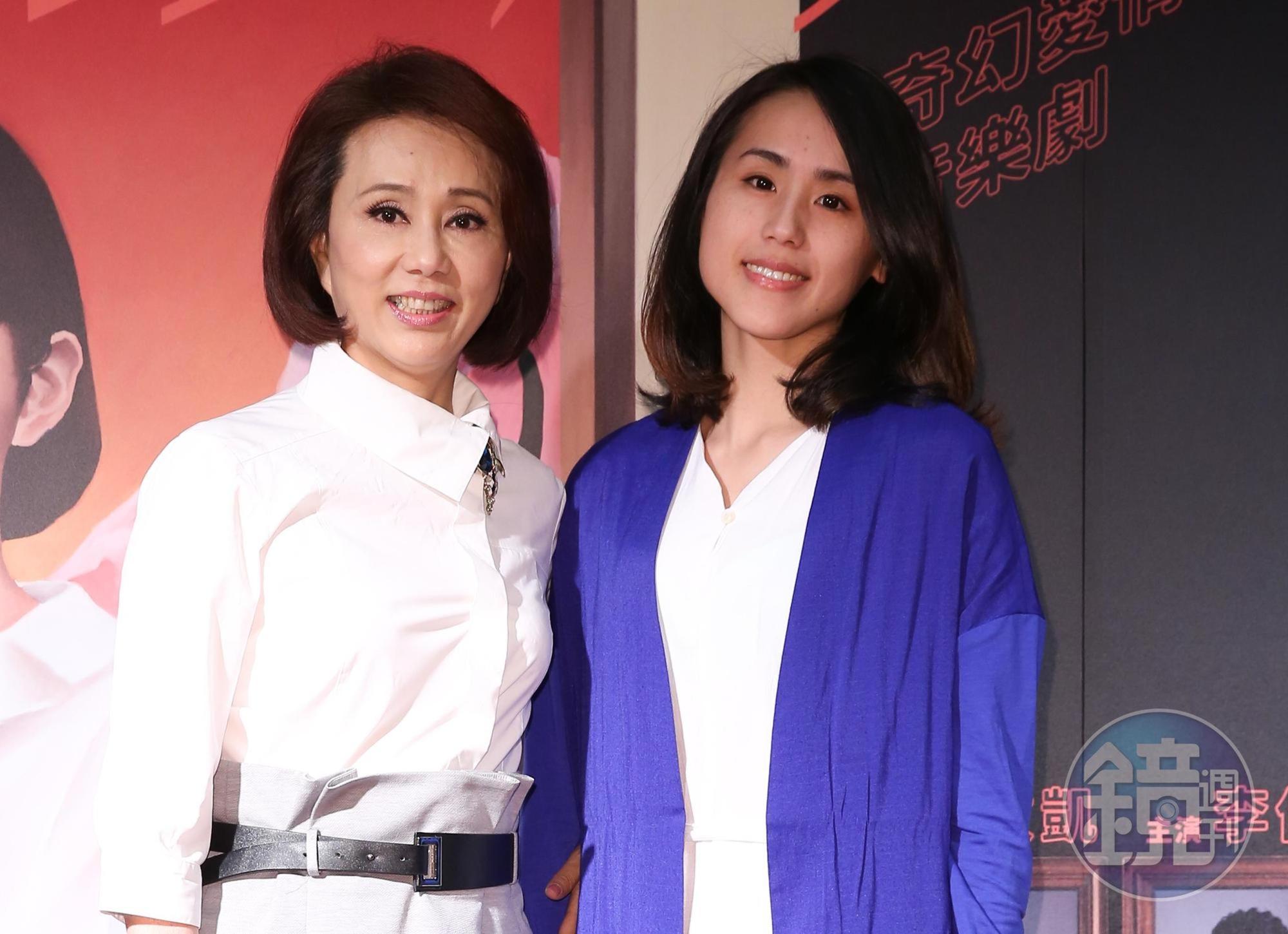 歌仔戲演員孫翠鳳（左）昨驚傳昏倒，昨晚的演出由女兒陳昭賢（右）替「母」上陣。