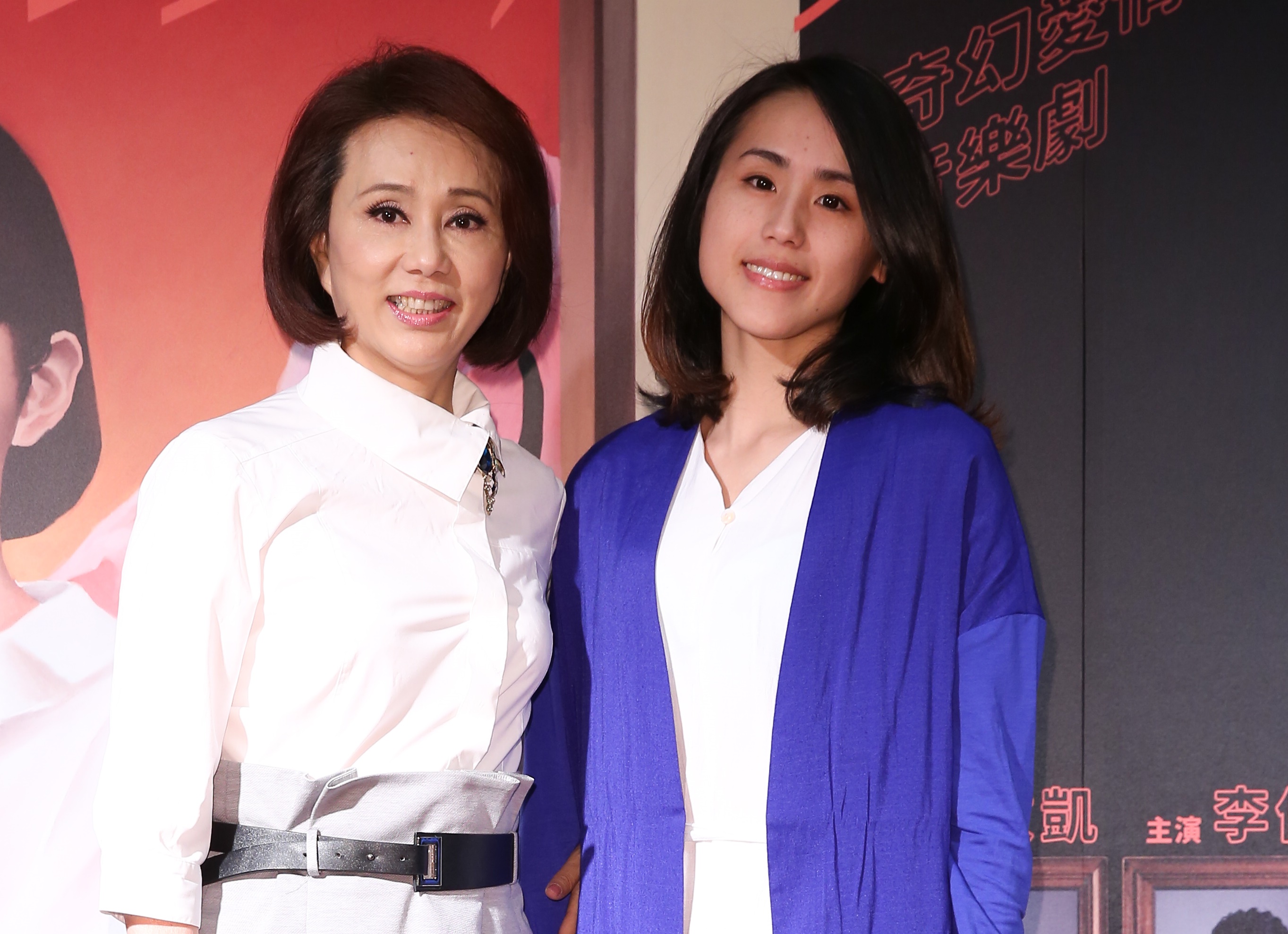 歌仔戲演員孫翠鳳（左）昨驚傳昏倒，昨晚的演出由女兒陳昭賢（右）替「母」上陣。