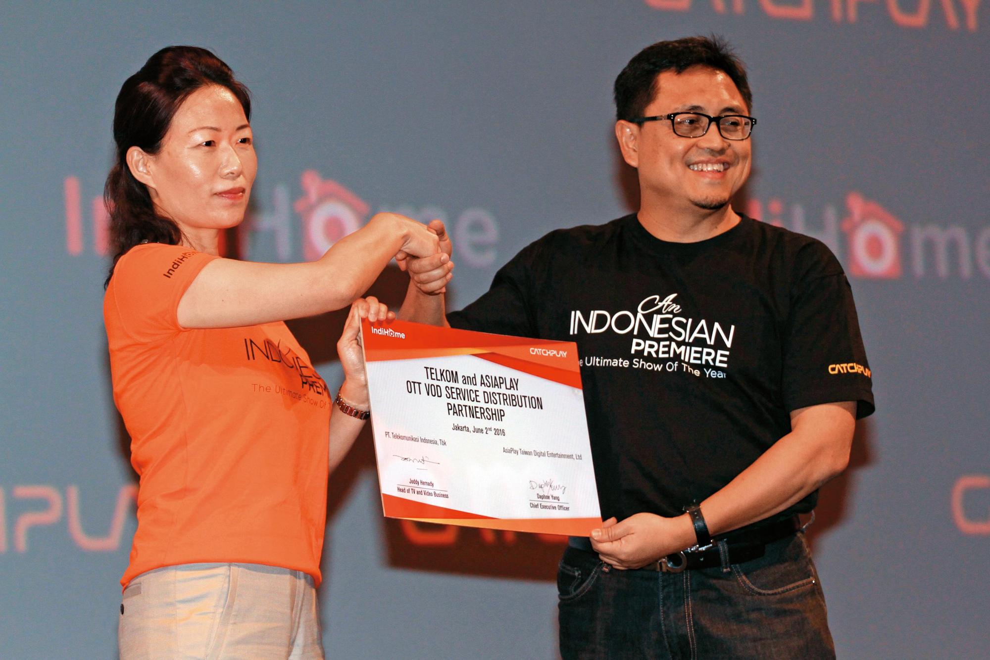 楊麗貞（左）與印尼最大電信集團Telkom家庭影視娛樂策略總監Mr. Joddy Hernady，於印尼記者會共同宣布將CATCHPLAY的服務帶進印尼。（CATCHPLAY提供）