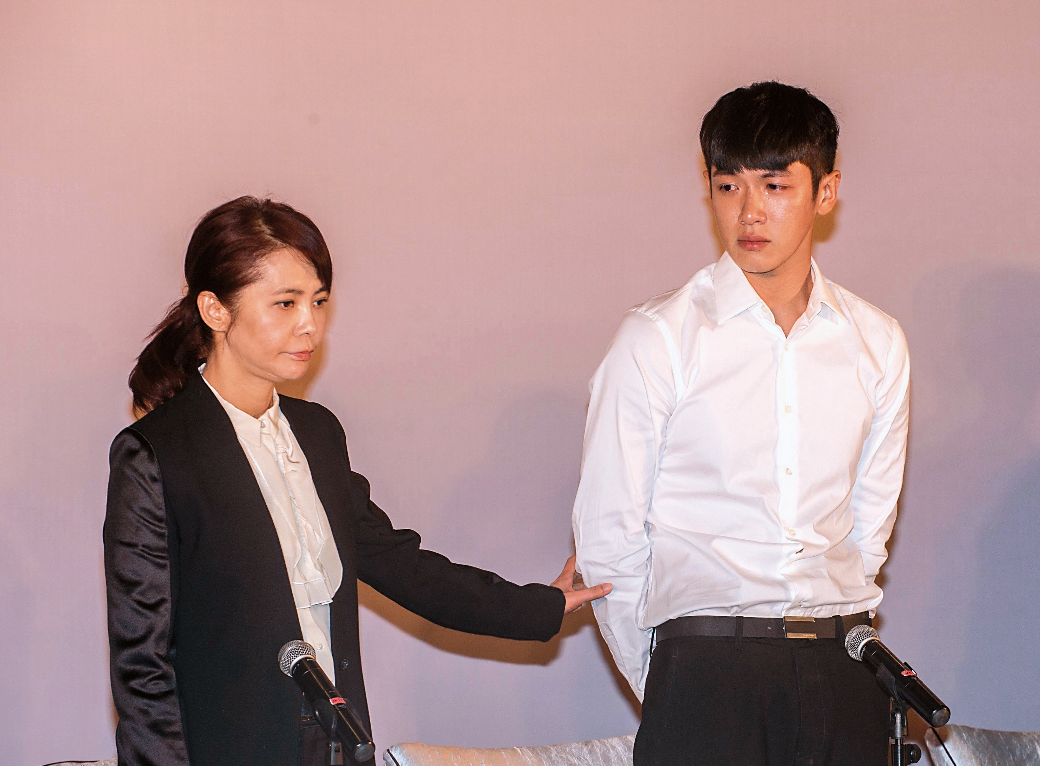 柯震東（右）2014年因呼麻重挫事業，至今微博粉絲數仍有近3,500萬，卻找不回如日中天聲勢，近日頻頻發負面文。左為柴智屏。（東方IC）