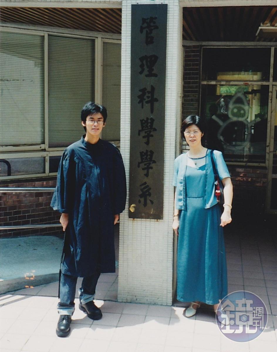這是李昆昇畢業時,與母親的合照,也是媽媽最快樂的時。(李昆昇 提供)