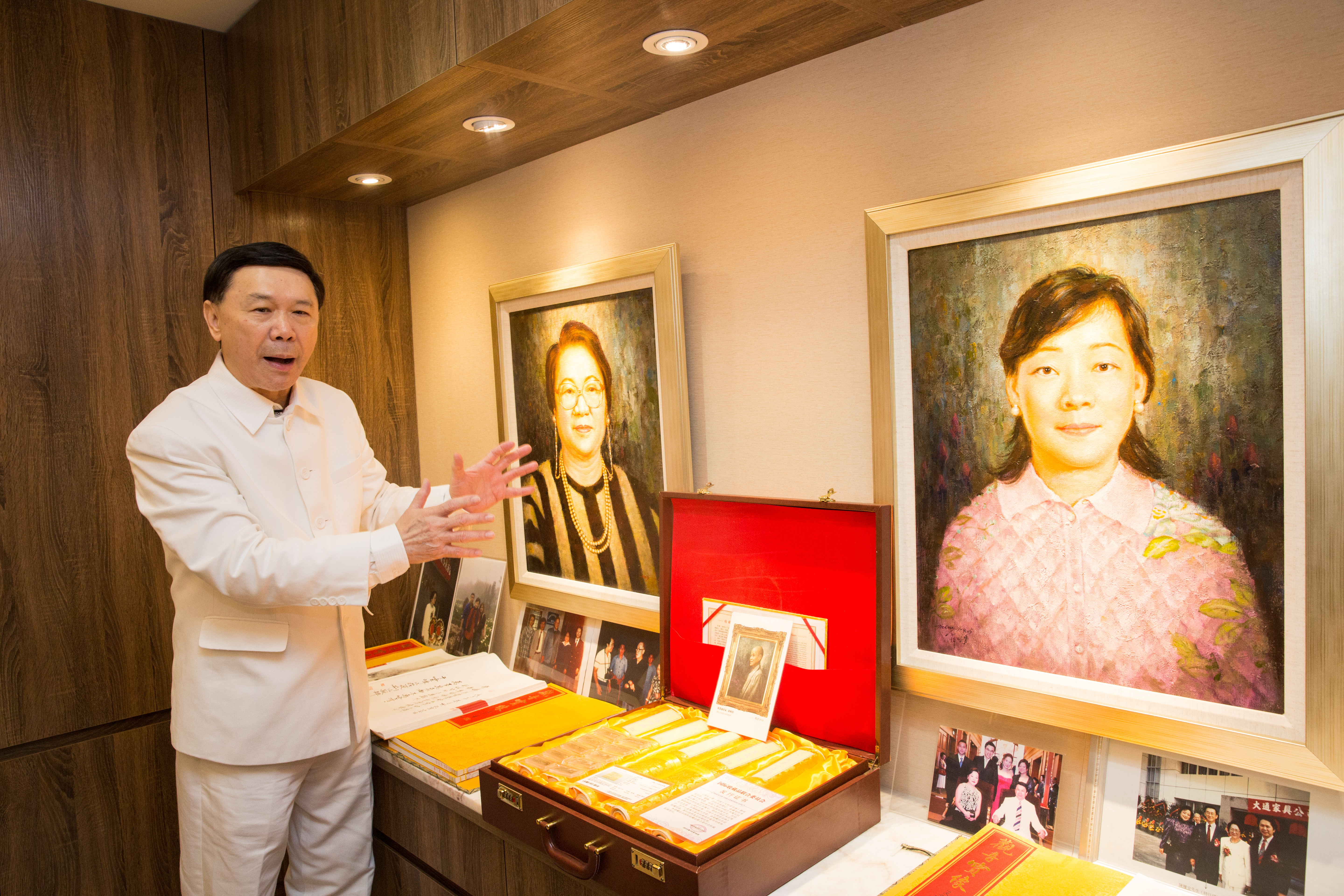 謝貞德的豪宅特別隔出一間母親謝許英與妻子蔡瀚儀的紀念室，裡面擺了畫像與照片。