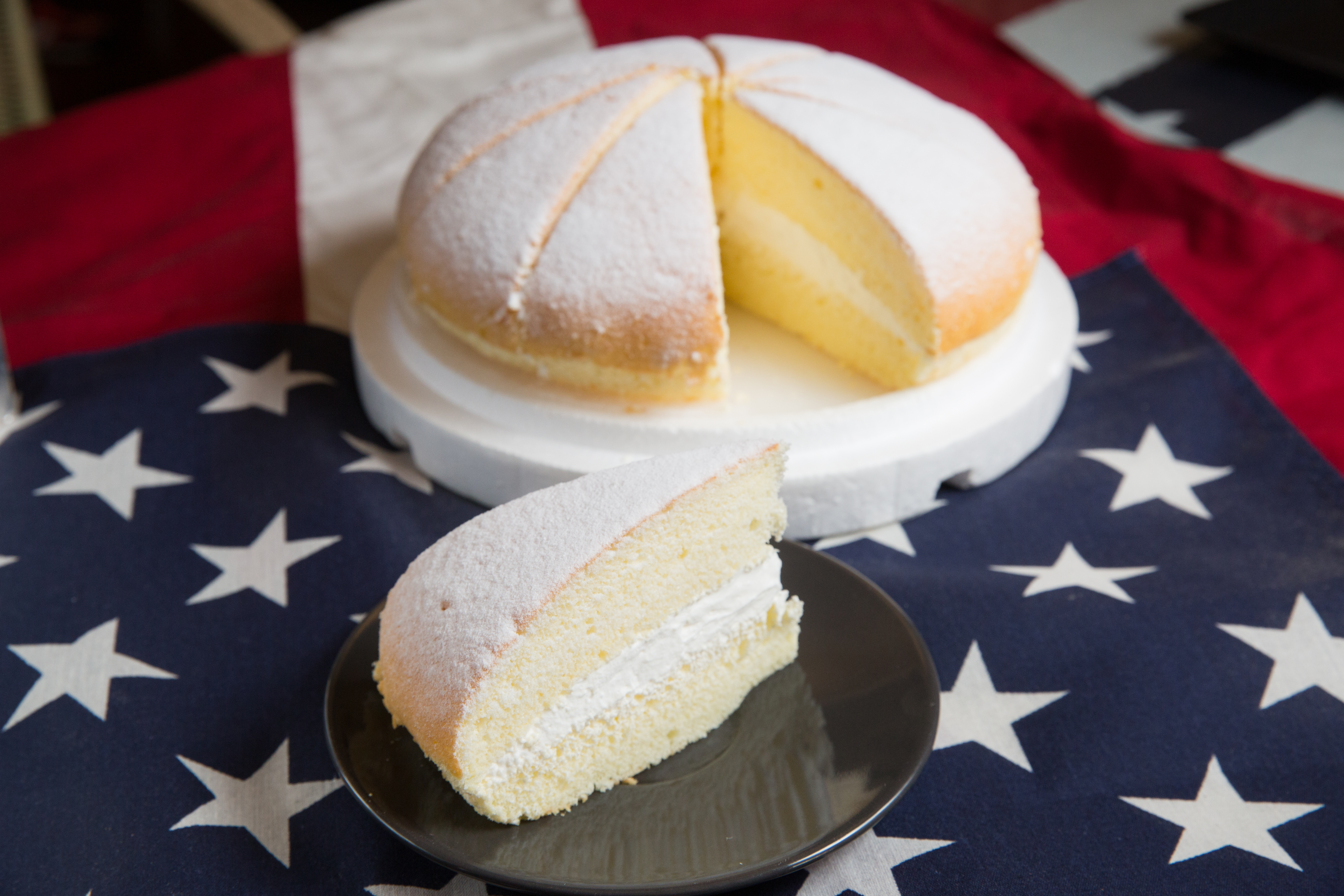 44年前徐振彬（左）創全台第一家波士頓派店，口感膨鬆綿密。（330元/9吋）