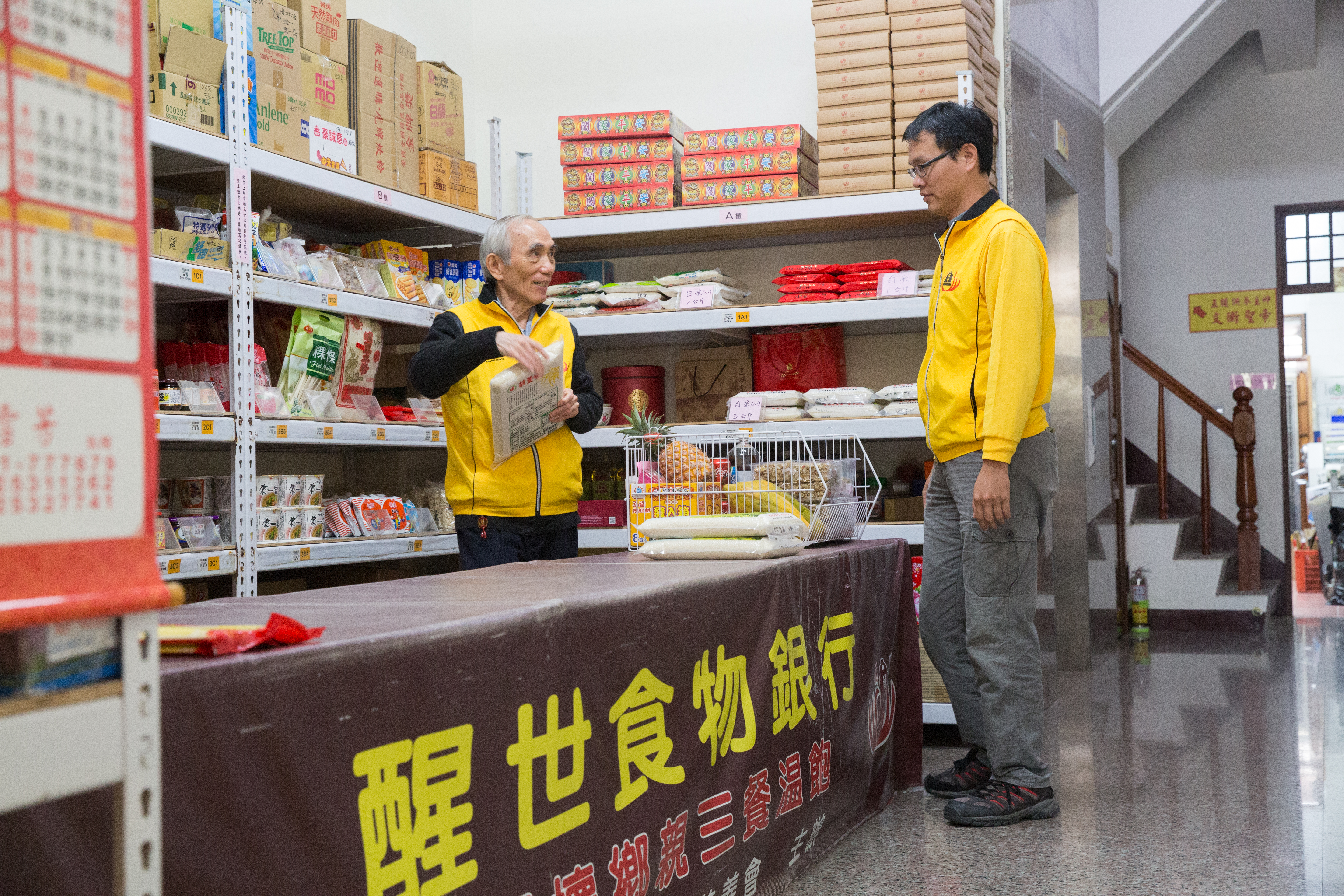 徐振彬（左）引進食物銀行的觀念，盼能真正幫到需要幫助的人。