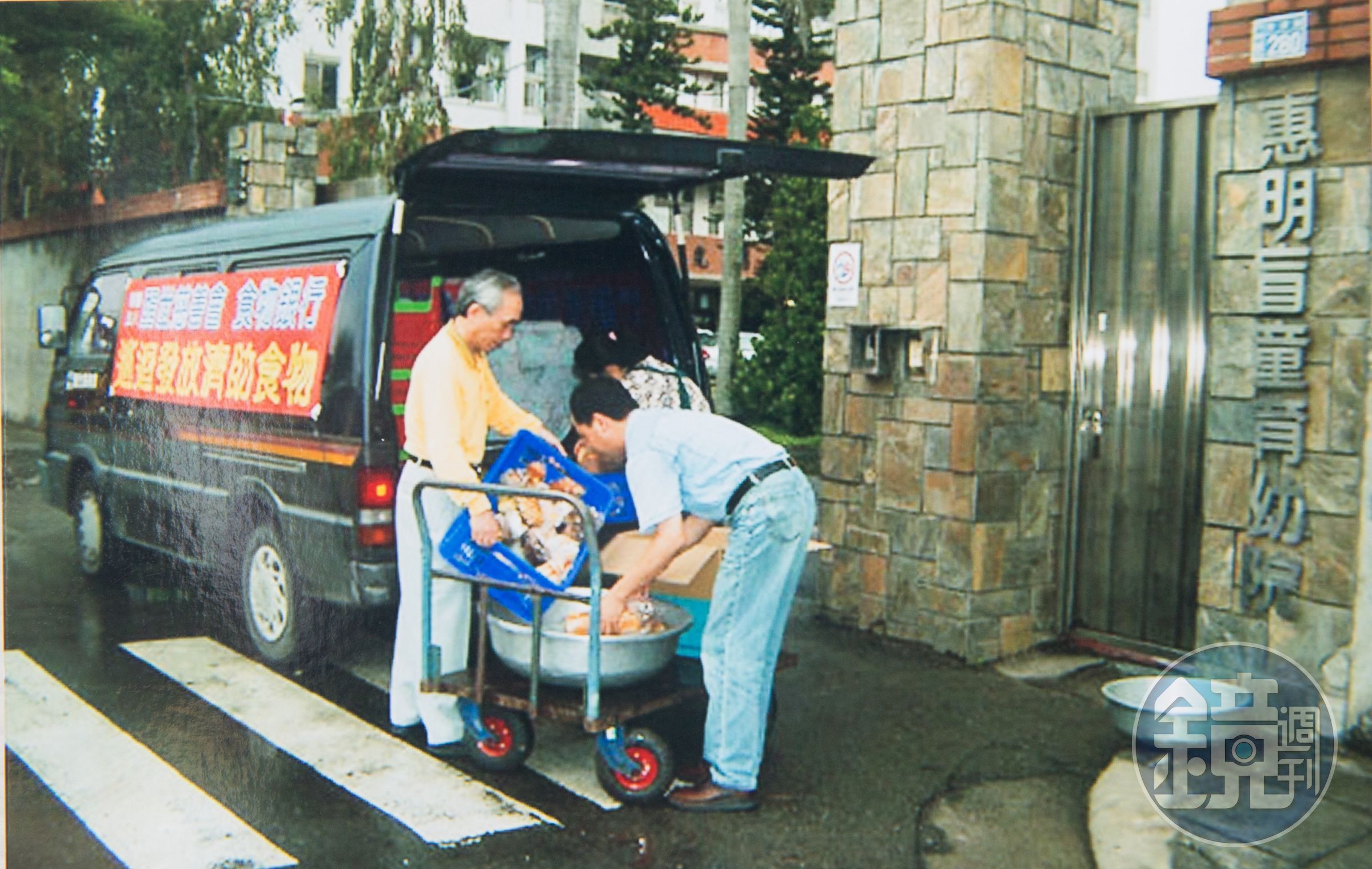 除了實體食物銀行，醒世慈善會也成立行動食物銀行，巡迴發放食物。（徐振彬提供）