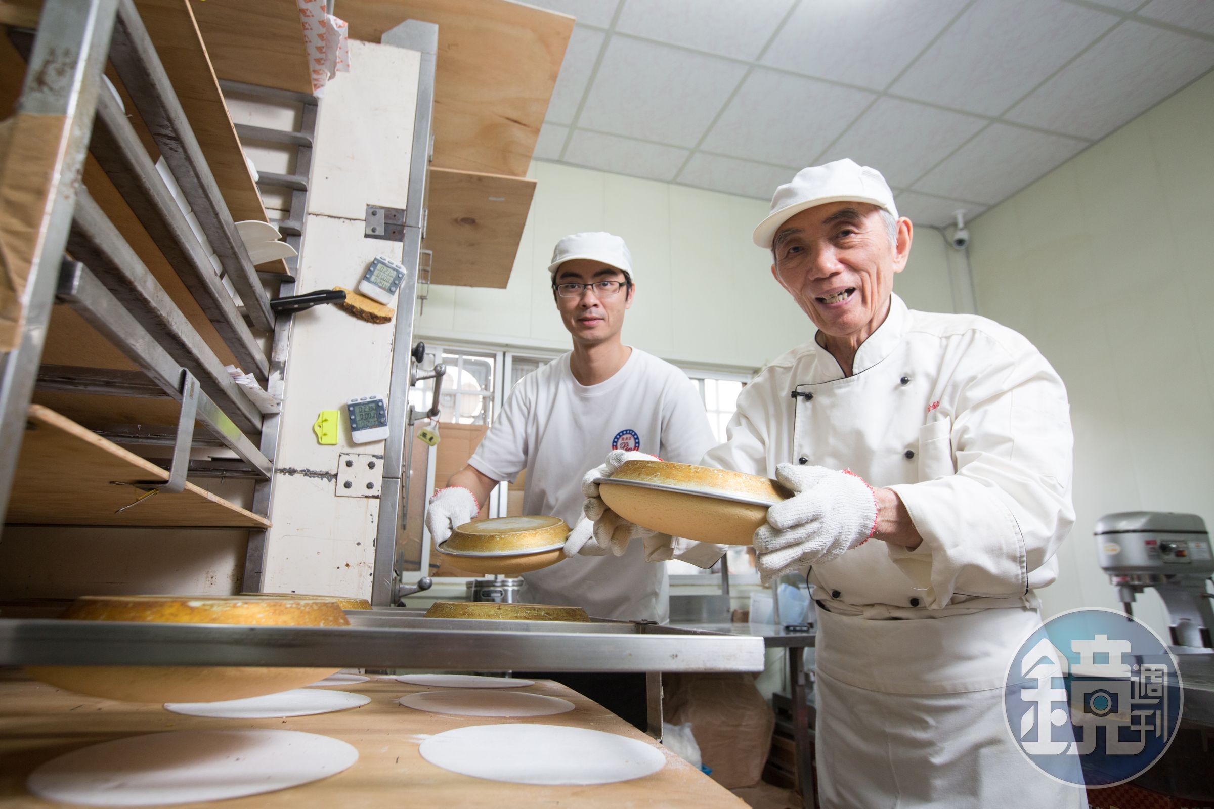 44年前徐振彬（右）創全台第一家波士頓派店，現由兒子徐若為（左）接手傳承經典味道。