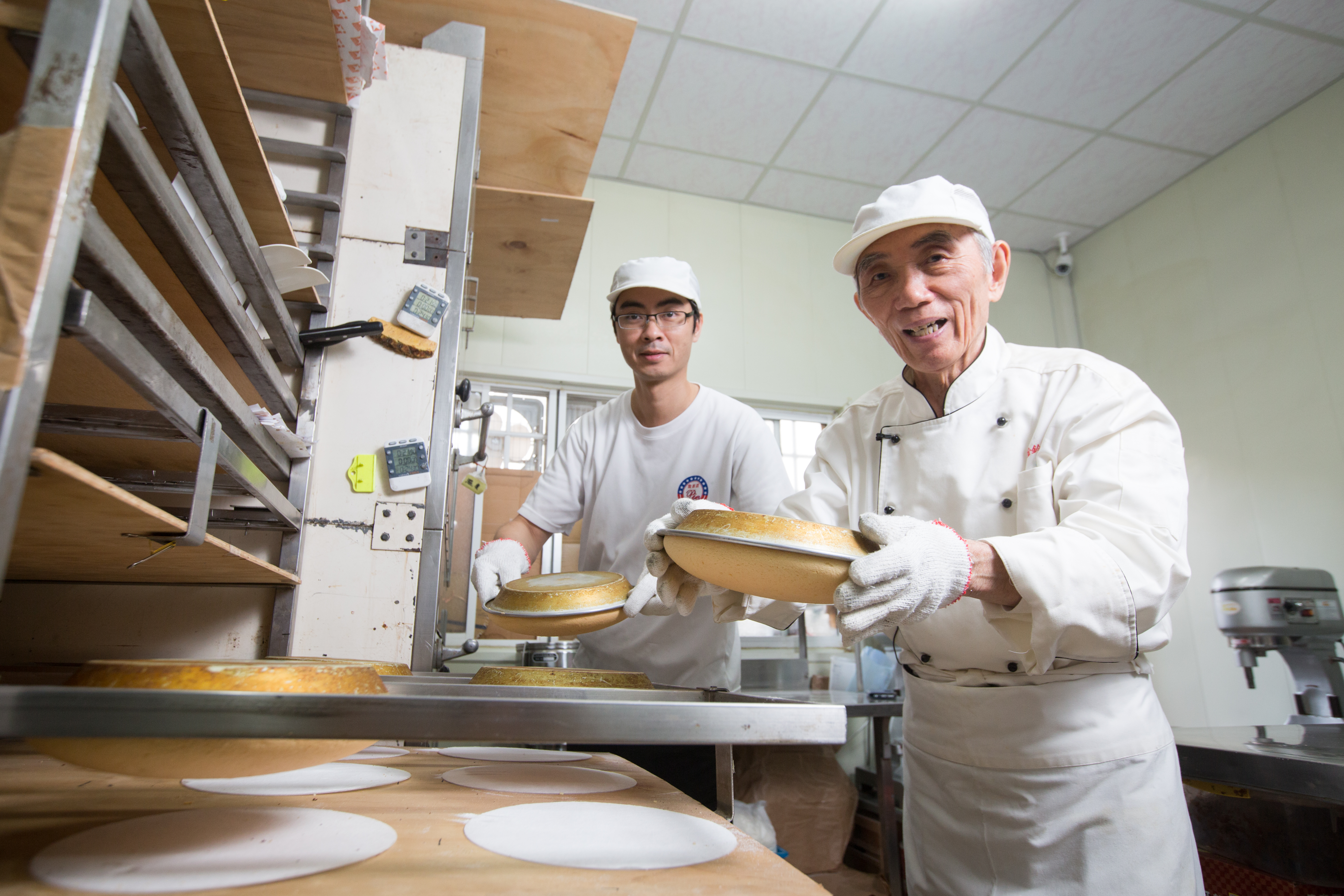 44年前徐振彬（右）創全台第一家波士頓派店，現由兒子徐若為（左）接手傳承經典味道。