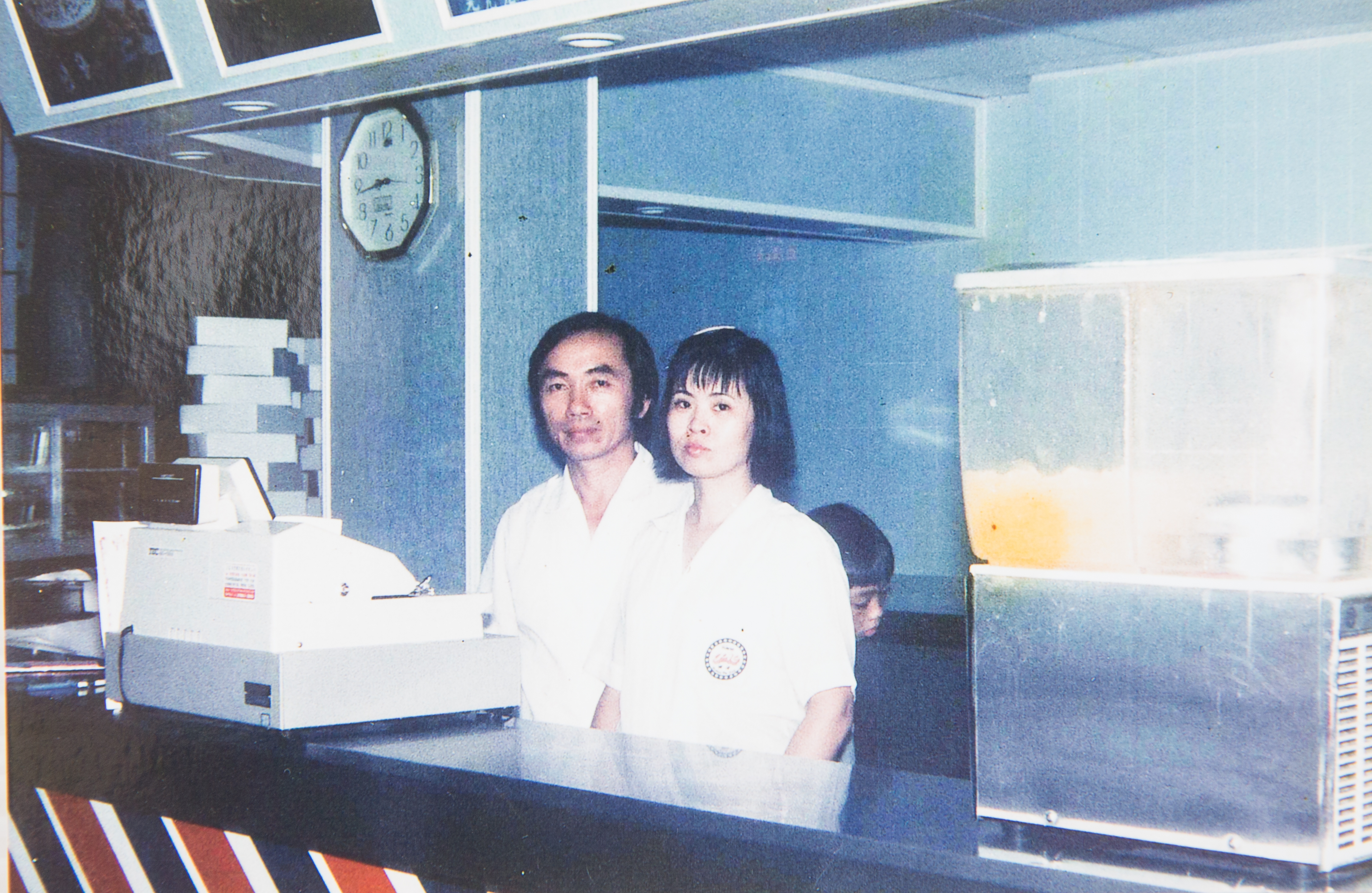 1975年徐振彬辭去外商工作，和太太一起賣波士頓派，初期生意不盡人意。