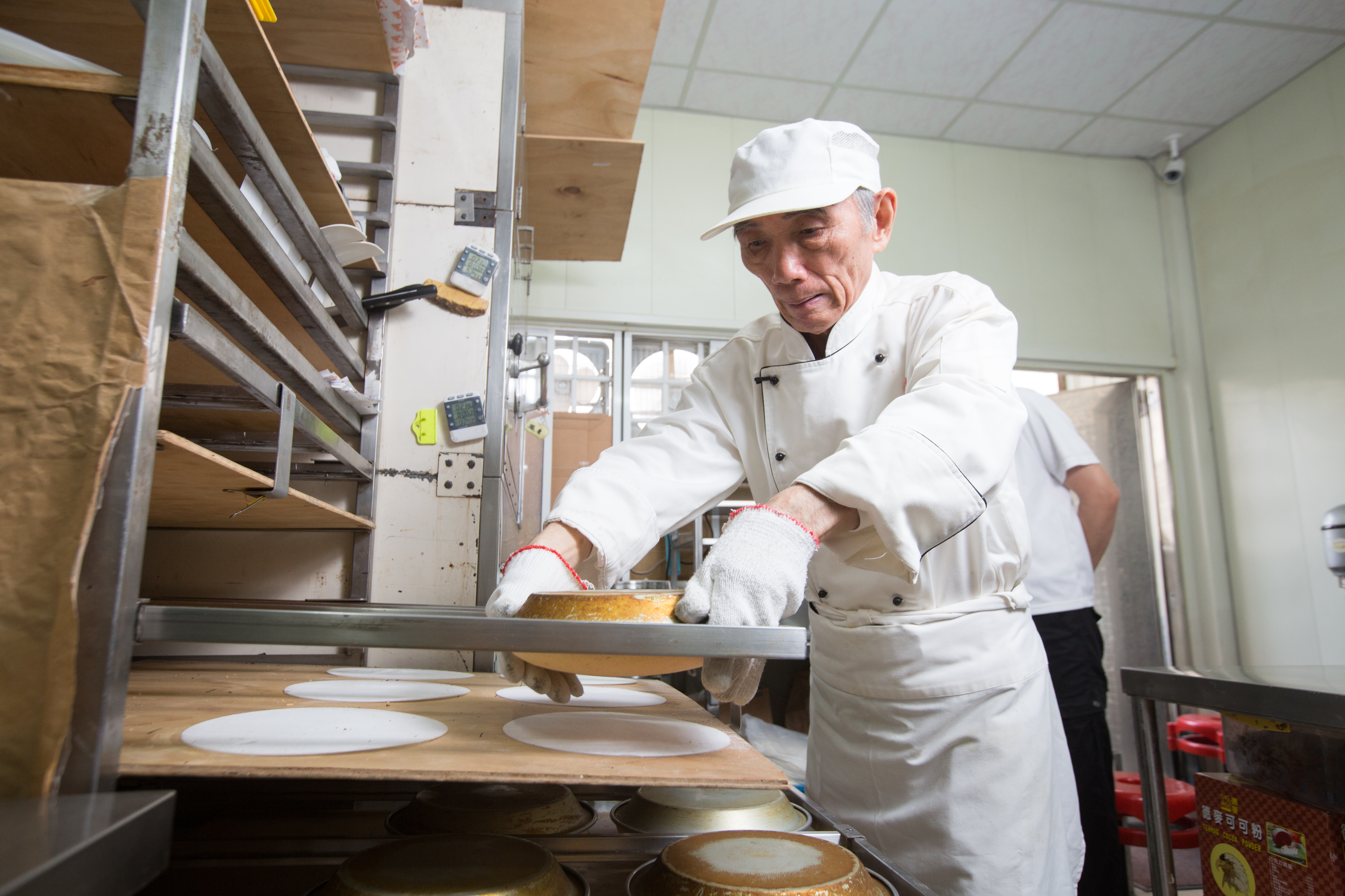 波士頓派一出爐必須馬上倒扣，形狀才會維持完美圓弧形。
