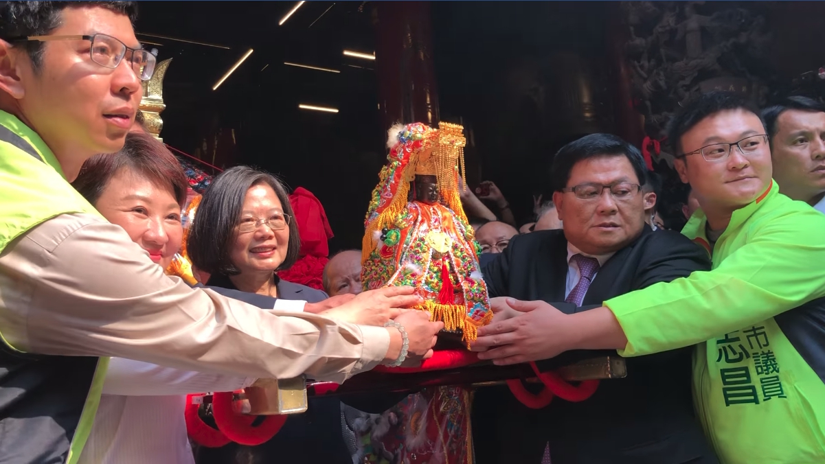 大甲鎮瀾宮媽祖從昨日開始展開9天8夜遶境行程，蔡英文前往參與上轎儀式，為這趟遶境啟程。（翻攝自蔡英文臉書粉專）