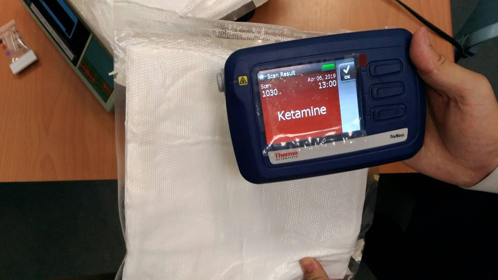 警方用儀器確認吳嫌腿上包裹K他命。(刑事局提供)